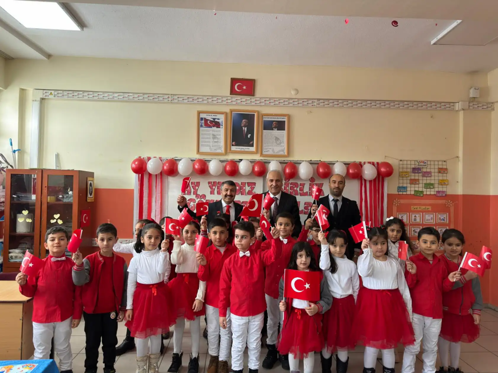 Eleşkirt'te öğrenciler bayrak sevgisiyle ikinci döneme başladı