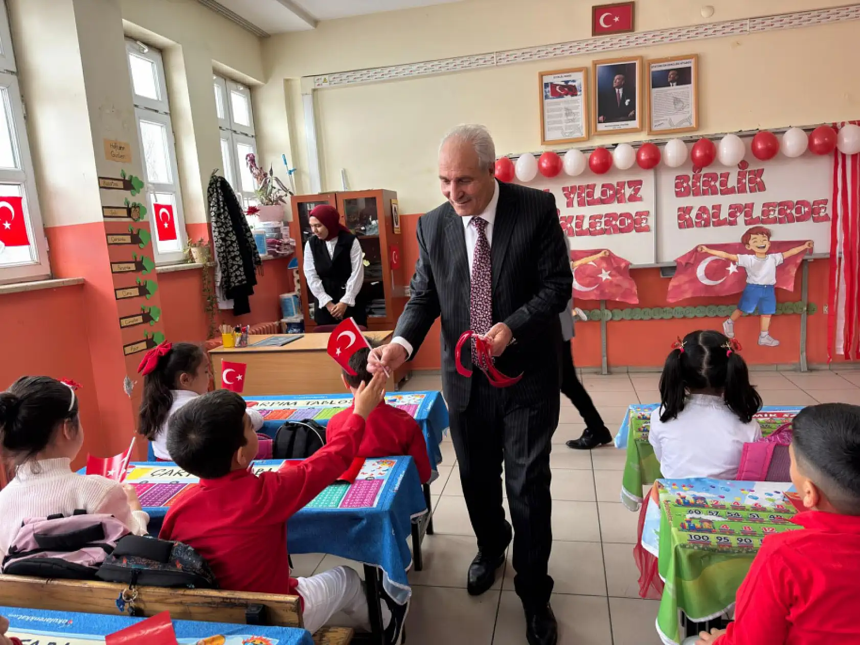 Eleşkirt'te öğrenciler bayrak sevgisiyle ikinci döneme başladı