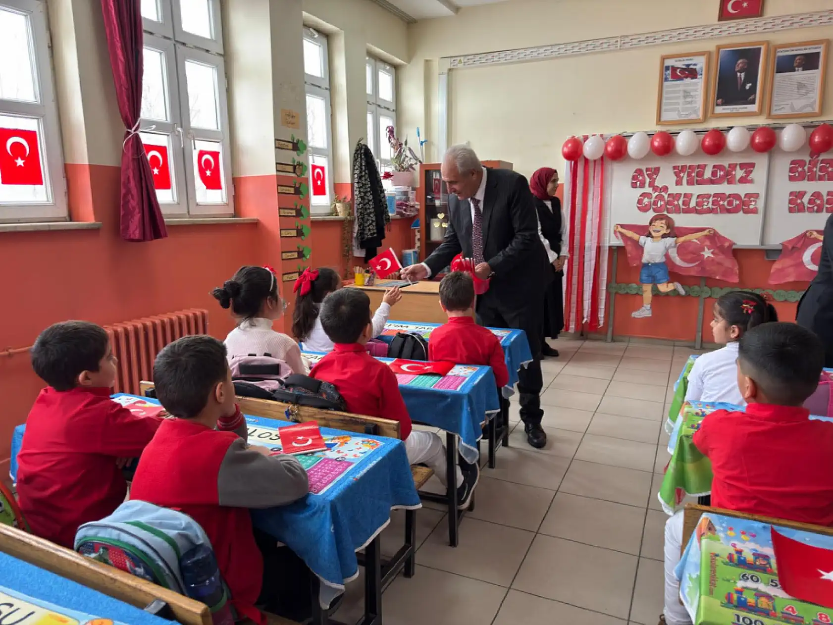 Eleşkirt'te öğrenciler bayrak sevgisiyle ikinci döneme başladı