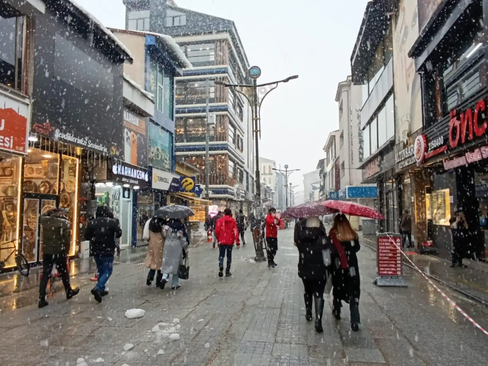 Ağrı'da kar yağışı aralıklarla etkisini artırıyor