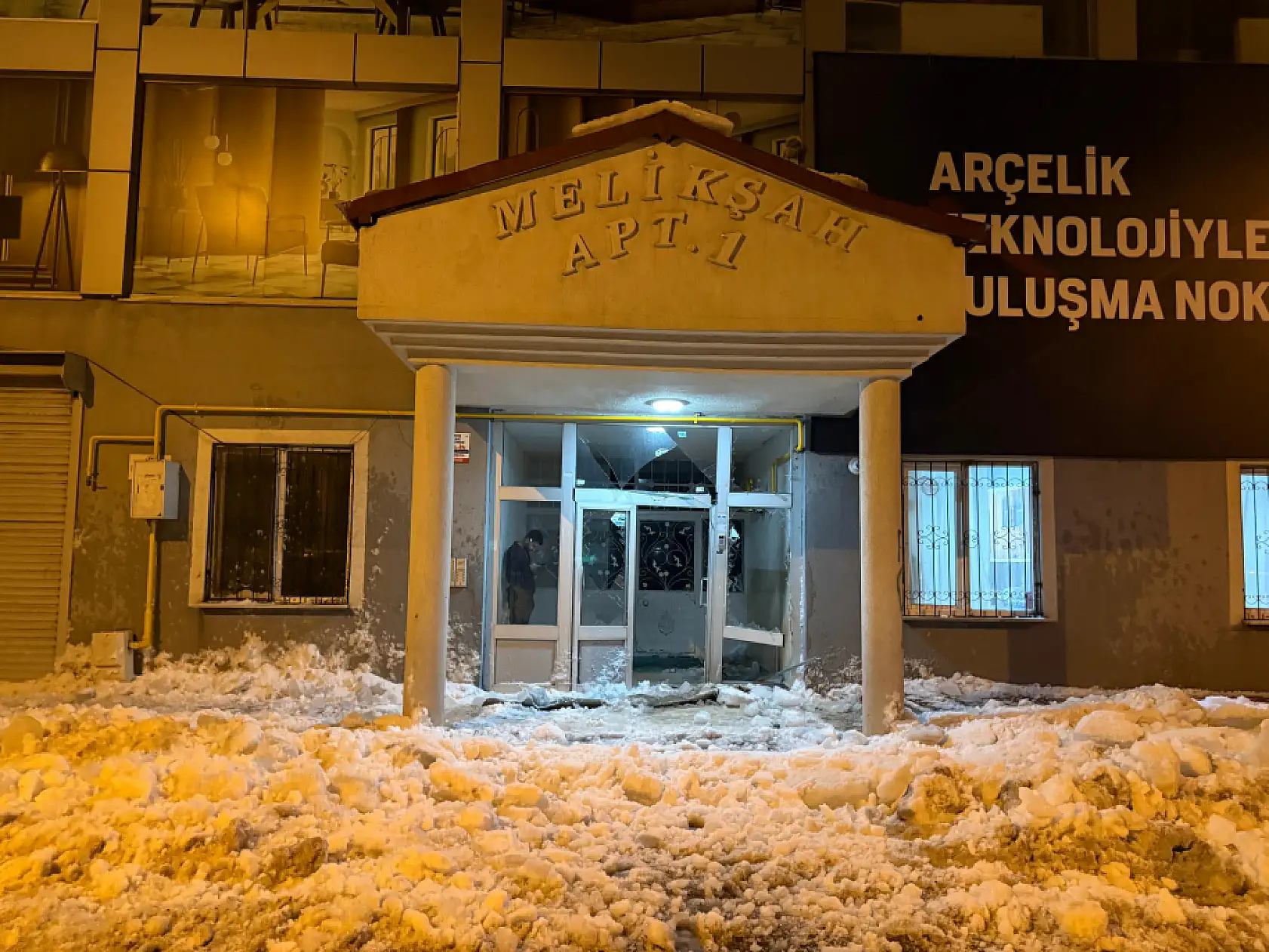 Mahalleli bomba sesi sandı: Ağrı'da çatıdan düşen kar kapıyı paramparça etti!