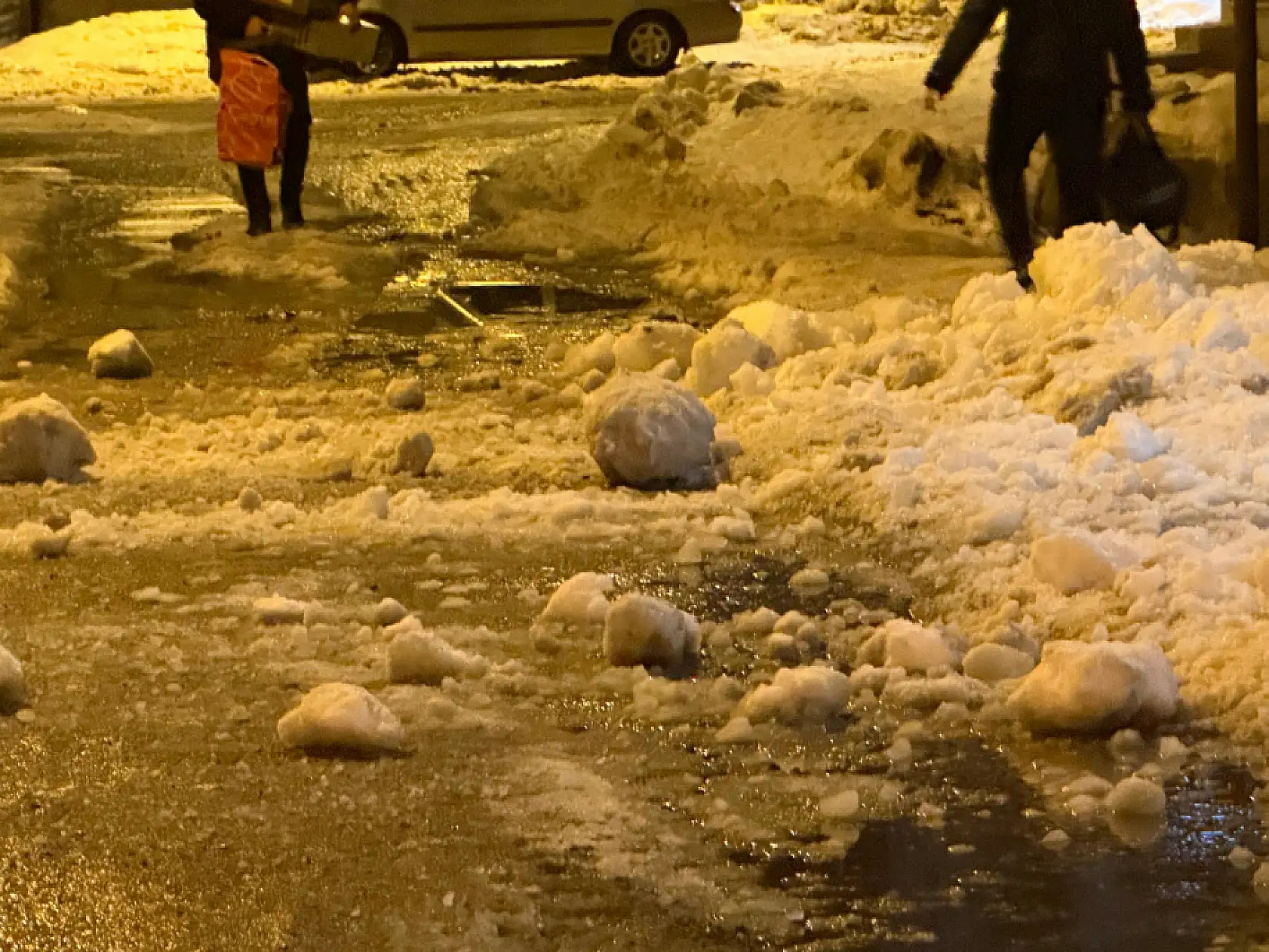 Mahalleli bomba sesi sandı: Ağrı'da çatıdan düşen kar kapıyı paramparça etti!