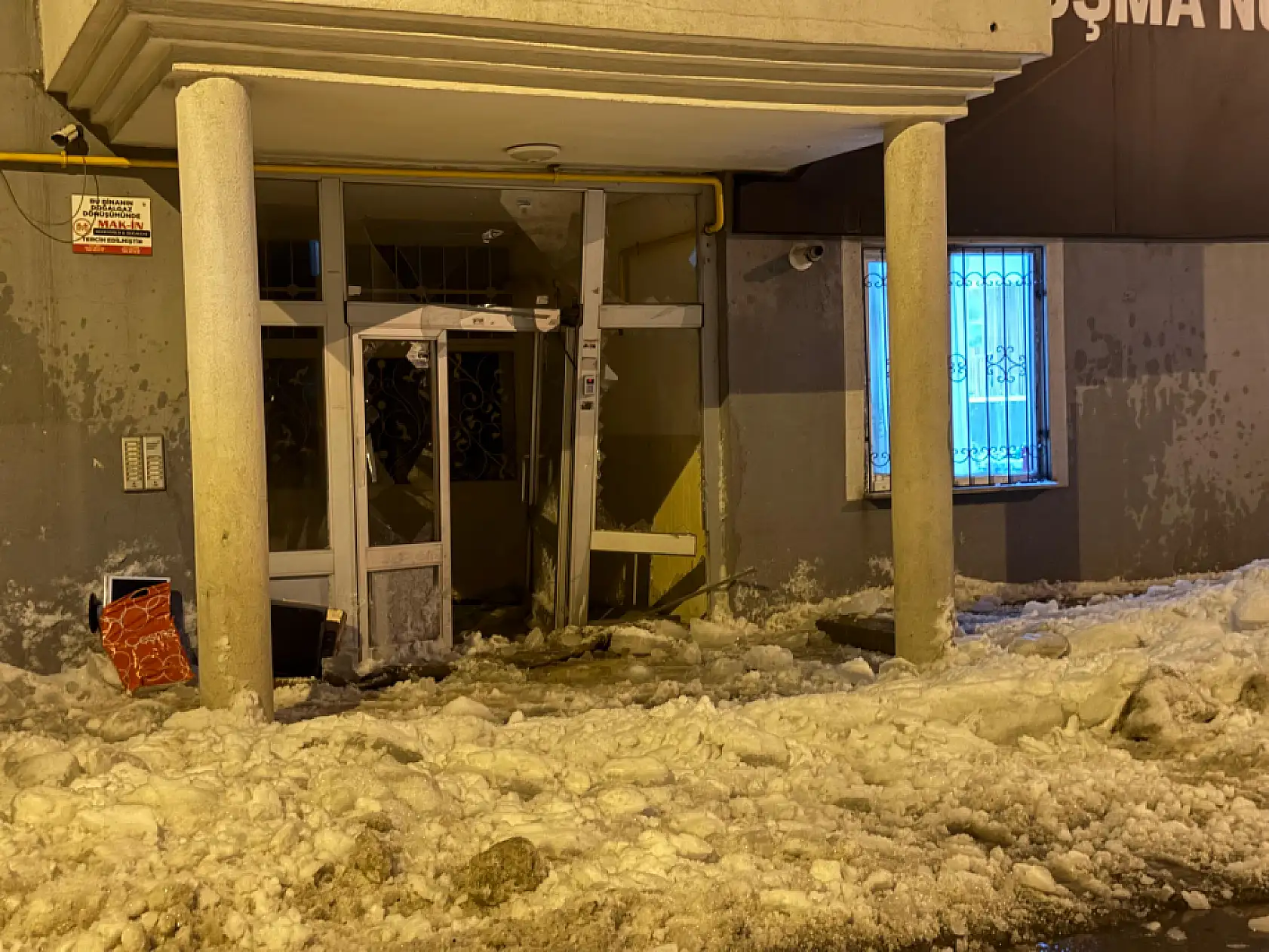 Mahalleli bomba sesi sandı: Ağrı'da çatıdan düşen kar kapıyı paramparça etti!