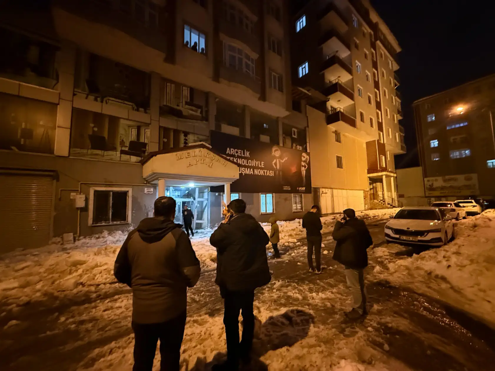 Mahalleli bomba sesi sandı: Ağrı'da çatıdan düşen kar kapıyı paramparça etti!