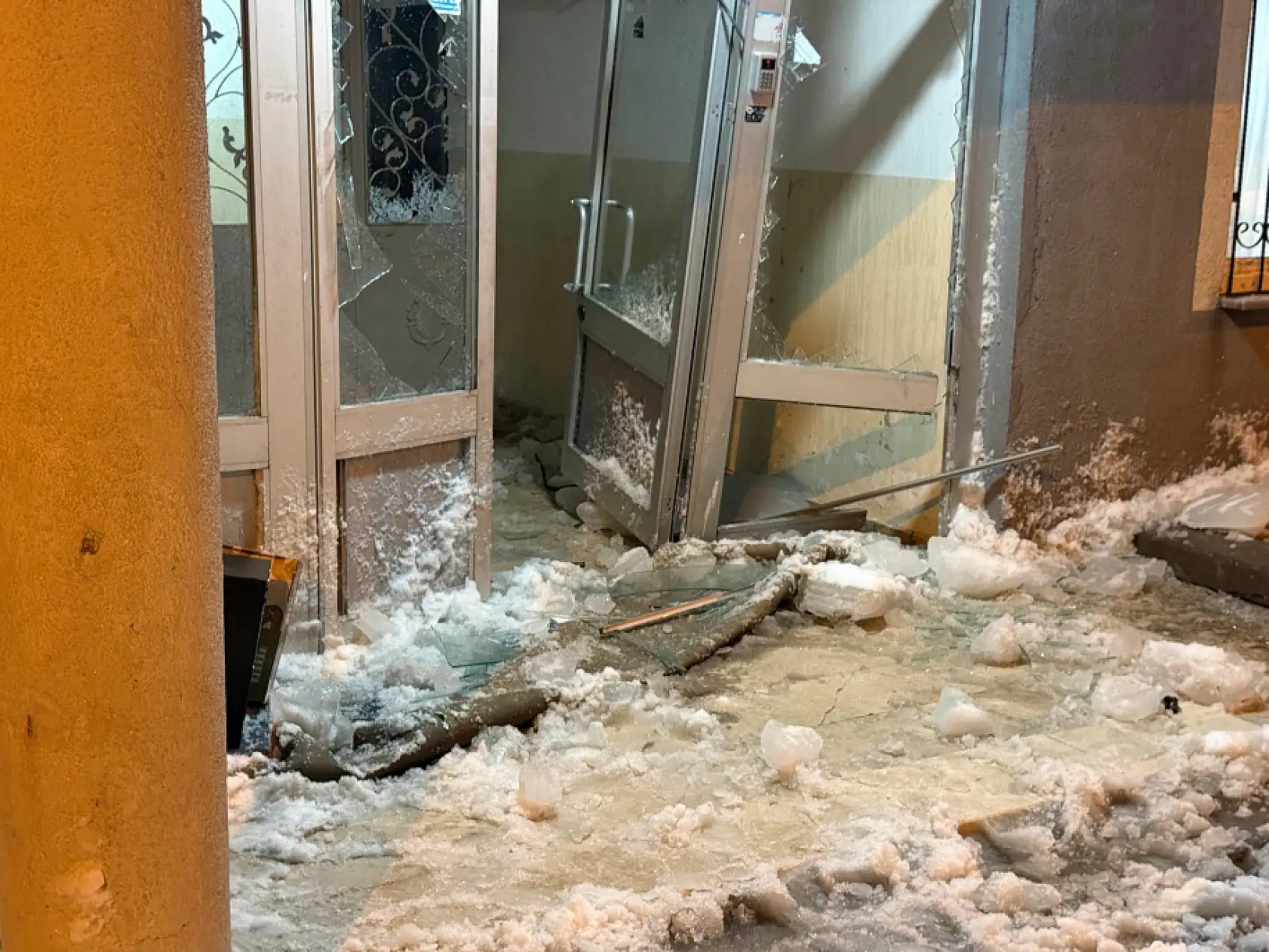 Mahalleli bomba sesi sandı: Ağrı'da çatıdan düşen kar kapıyı paramparça etti!