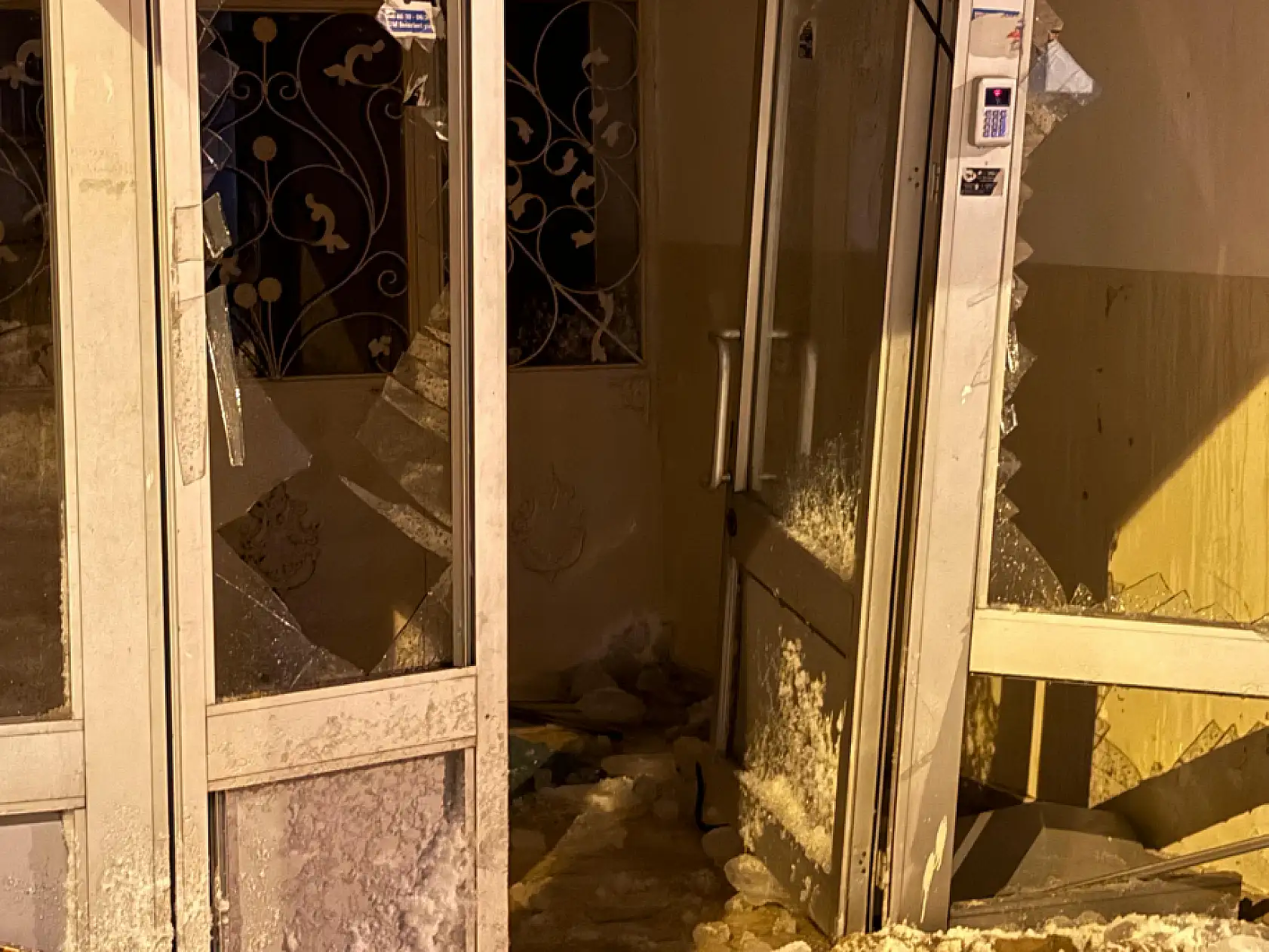 Mahalleli bomba sesi sandı: Ağrı'da çatıdan düşen kar kapıyı paramparça etti!