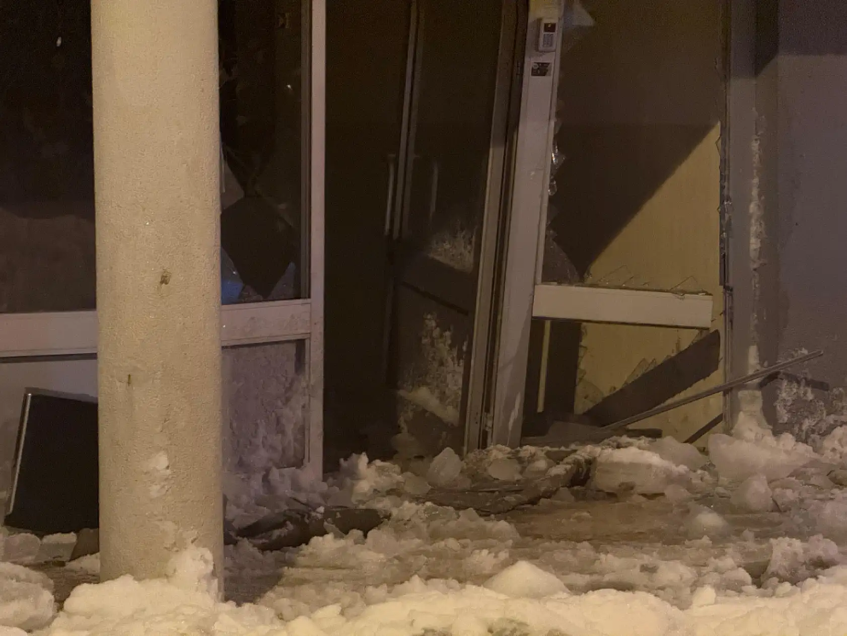 Mahalleli bomba sesi sandı: Ağrı'da çatıdan düşen kar kapıyı paramparça etti!