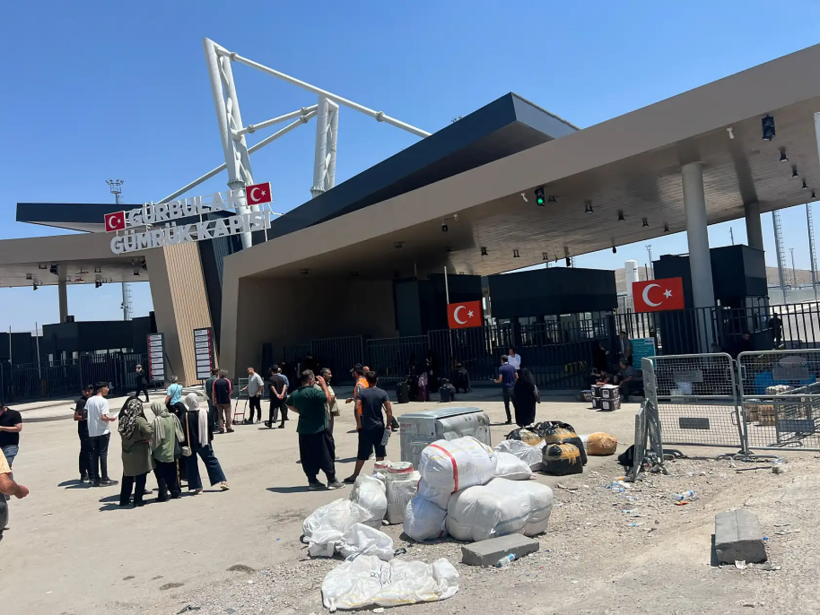 Gürbulak'ta savaşa rağmen  hareketlilik sürüyor