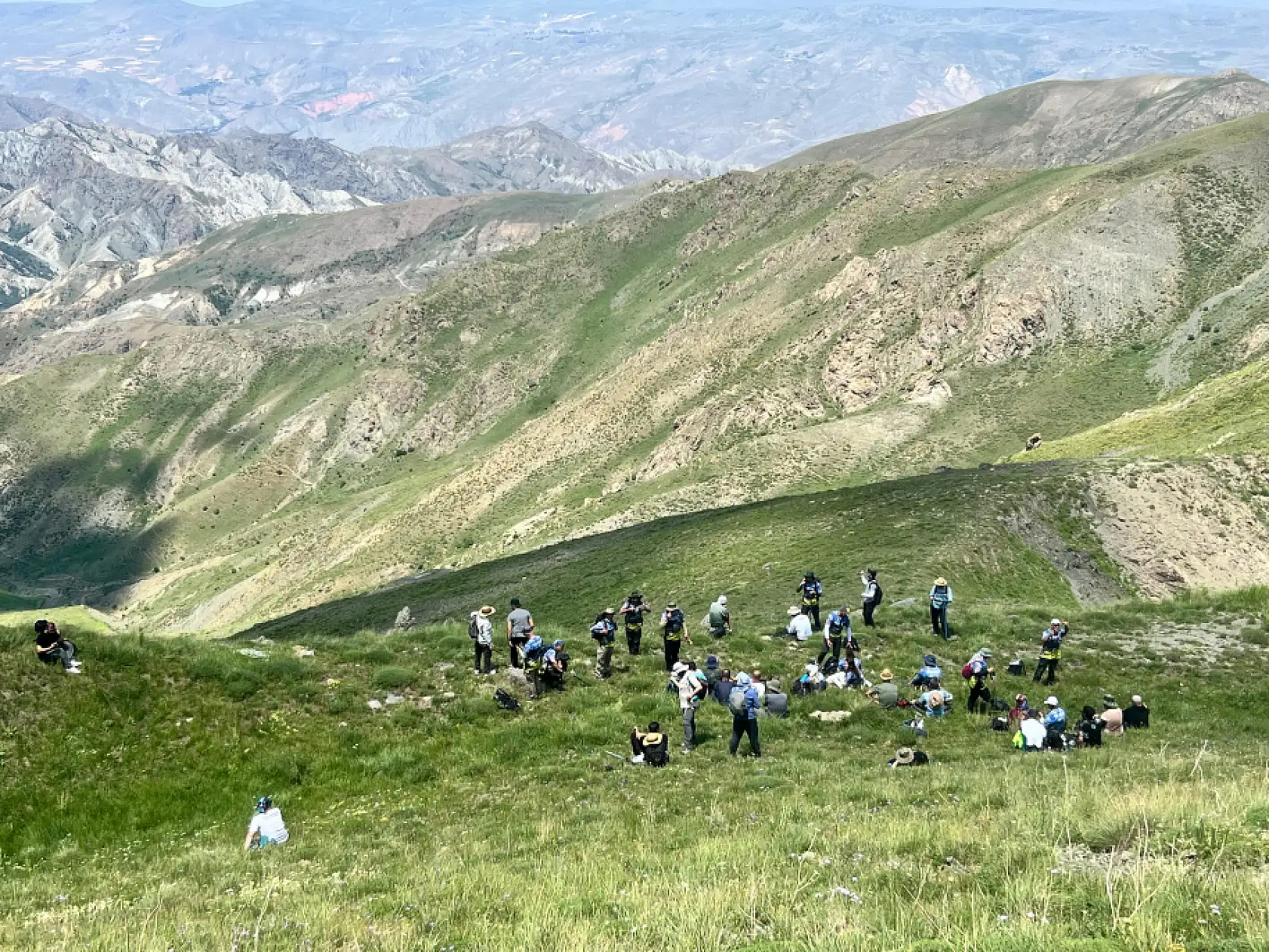 65 kişilik ekip Mamakar Dağı'nın zirvesine Türk bayrağı taşıdı