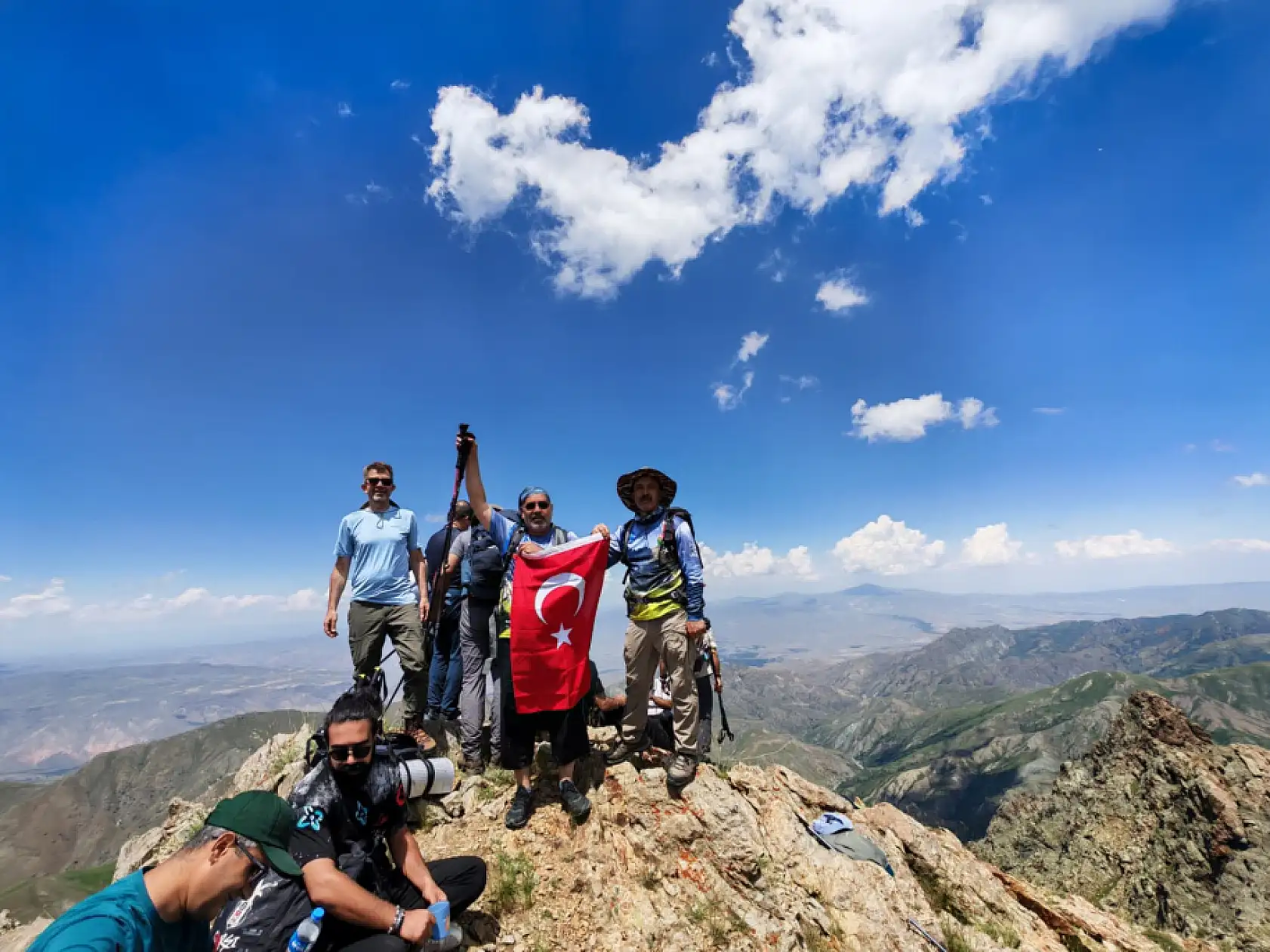 65 kişilik ekip Mamakar Dağı'nın zirvesine Türk bayrağı taşıdı