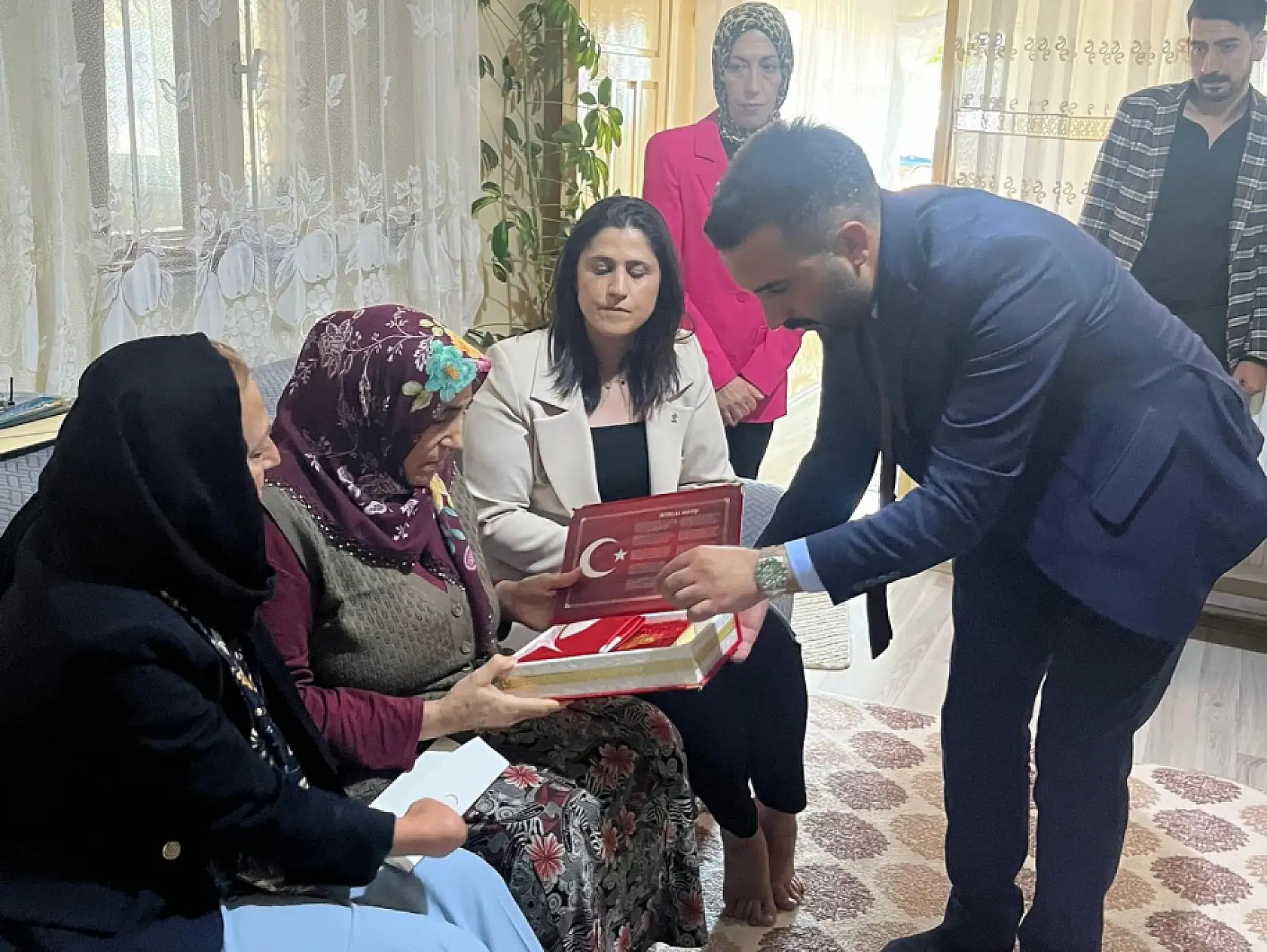 Cumhurbaşkanı'nın mektubu Taşlıçay'da şehit ailesine ulaştırıldı