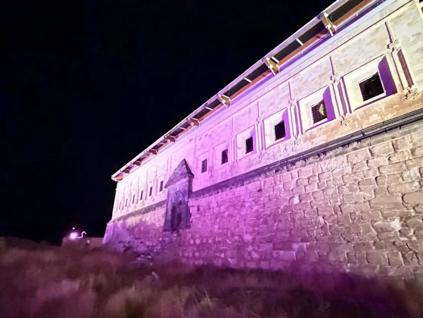 Tarihi saray mor renge büründü: İşte verilen mesaj!