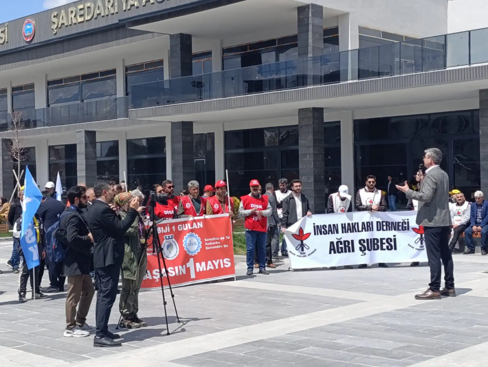 Ağrı'da 1 Mayıs'ta gerginlik! Başkan Aras ile DİSK Başkanı arasında tartışma