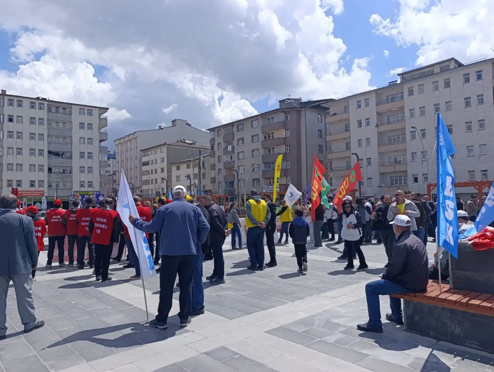 Ağrı'da 1 Mayıs'ta gerginlik! Başkan Aras ile DİSK Başkanı arasında tartışma