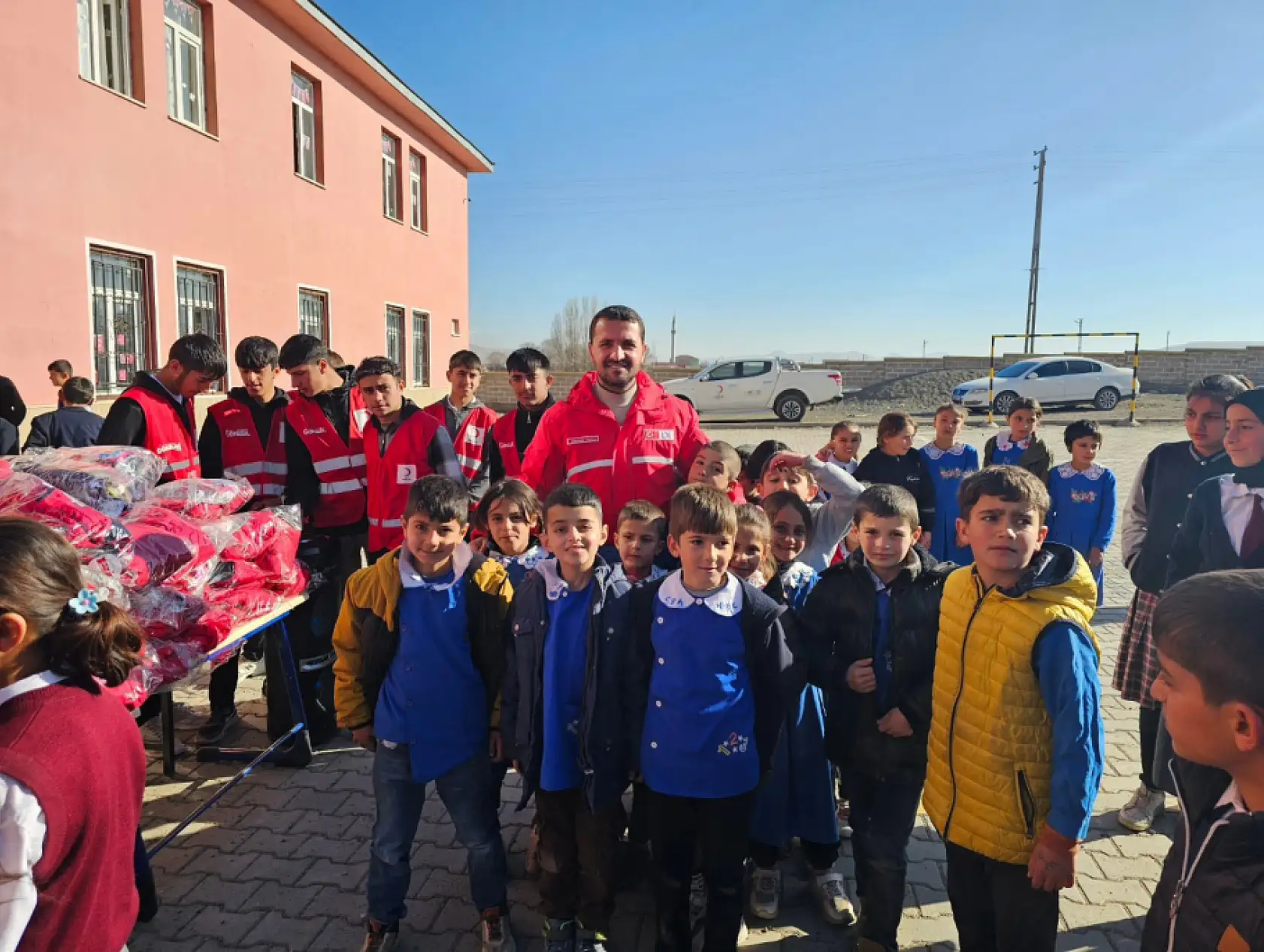 Diyadin'de 'Mutlu Et Mutlu Ol' etkinliği: Çocuklara hediye dağıtıldı