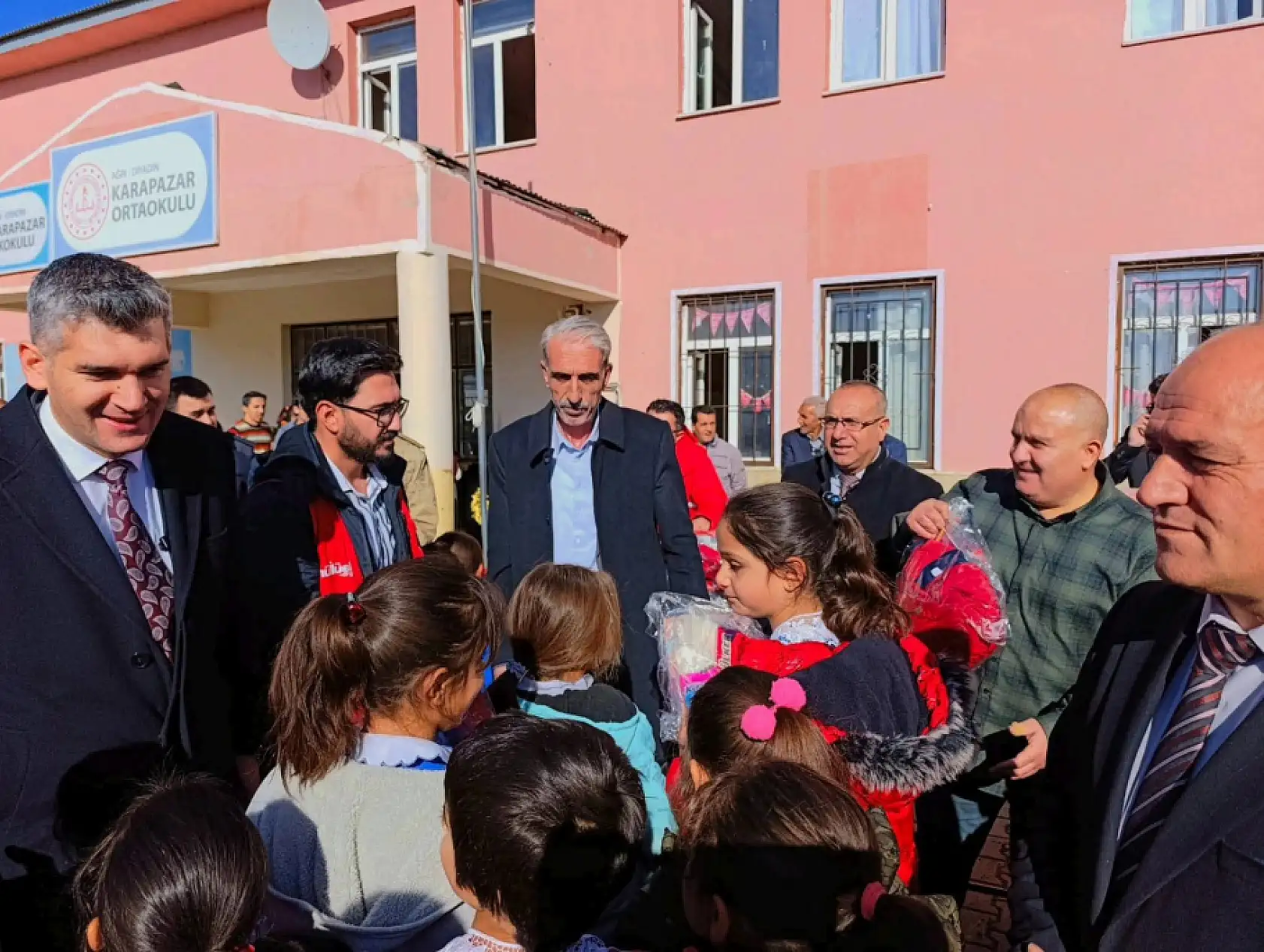 Diyadin'de 'Mutlu Et Mutlu Ol' etkinliği: Çocuklara hediye dağıtıldı