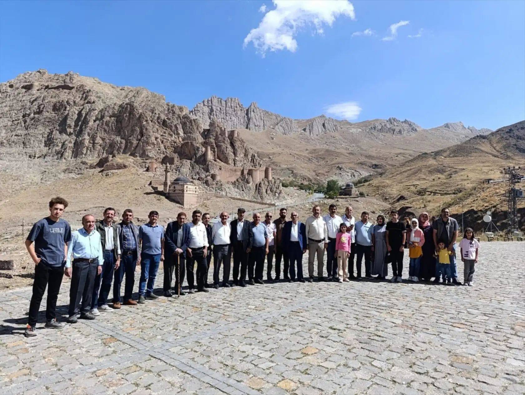 Tutaklı gaziler ve şehit aileleri tarihi mekanları keşfetti