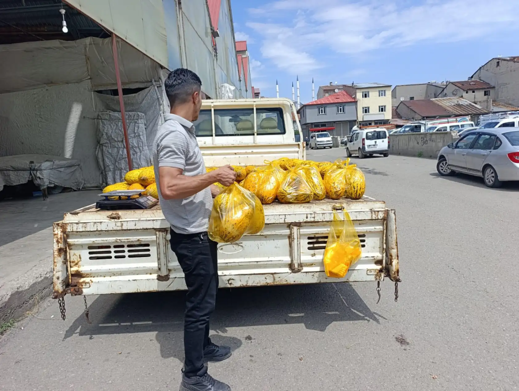 Ağrı'da 3 kavun 150 TL! Kamyonet kasasında mahalle mahalle satılıyor