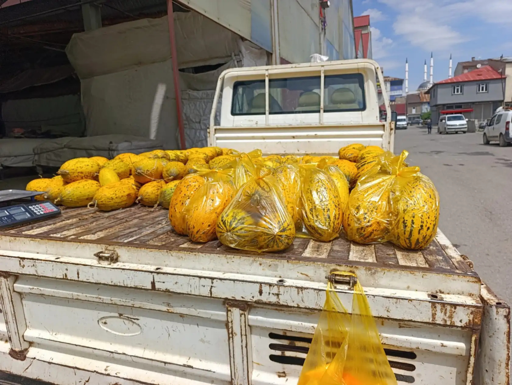Ağrı'da 3 kavun 150 TL! Kamyonet kasasında mahalle mahalle satılıyor