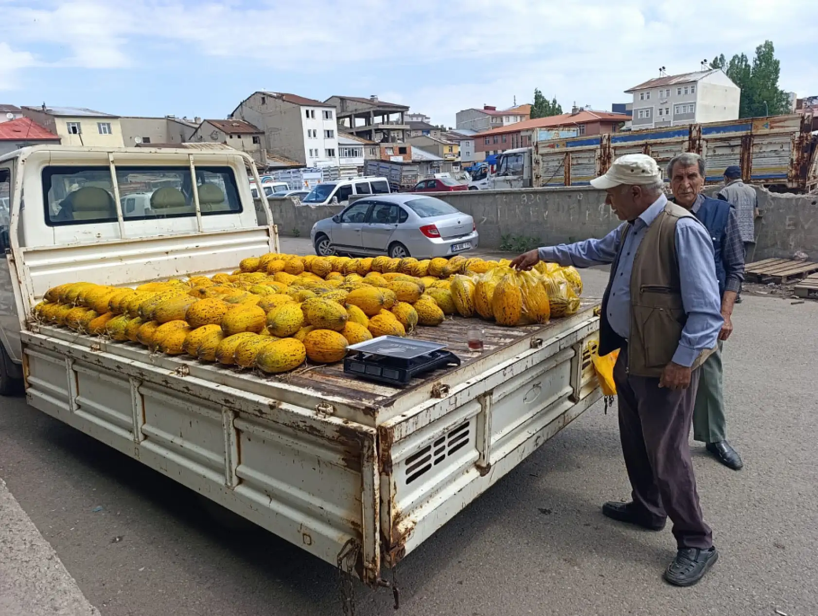Ağrı'da 3 kavun 150 TL! Kamyonet kasasında mahalle mahalle satılıyor