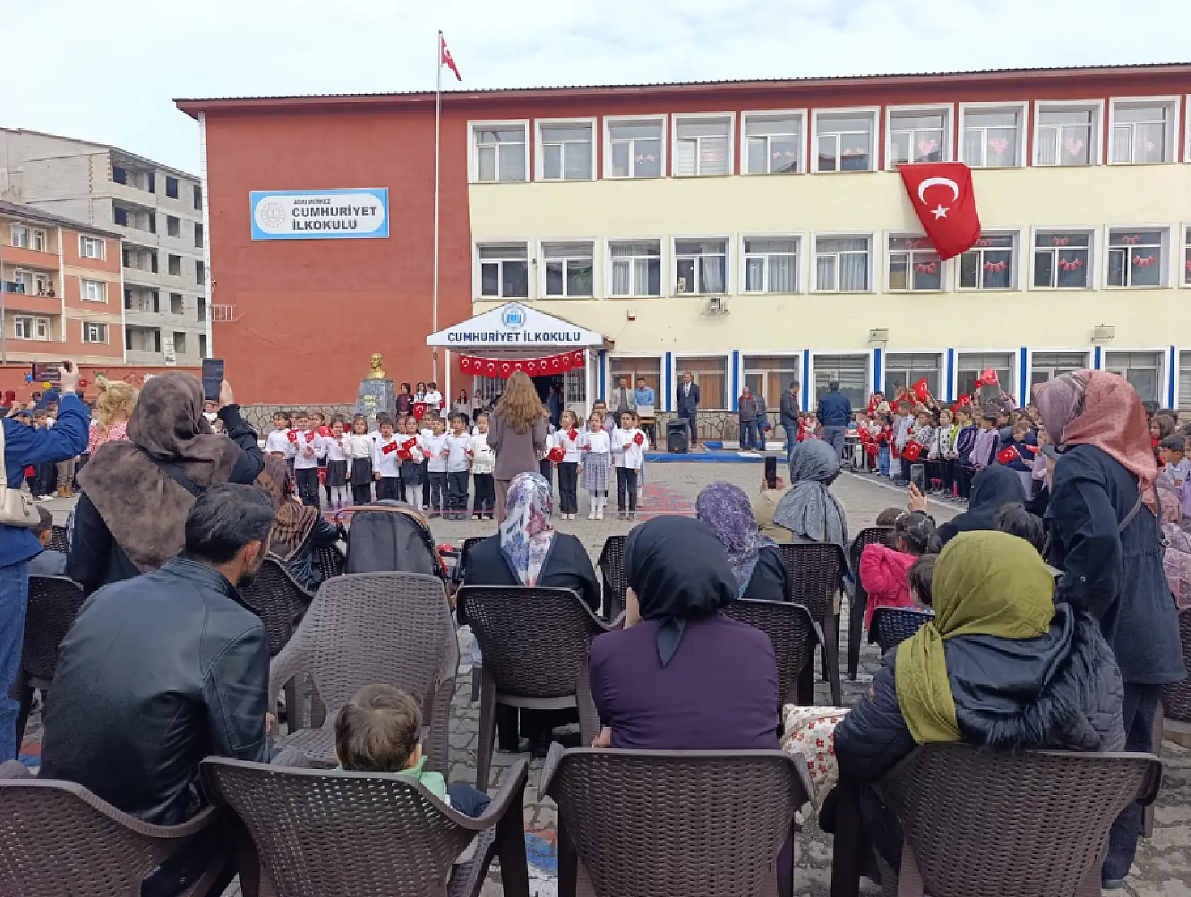 Ağrı'da Cumhuriyet Bayramı coşkusu okul bahçelerine taşındı