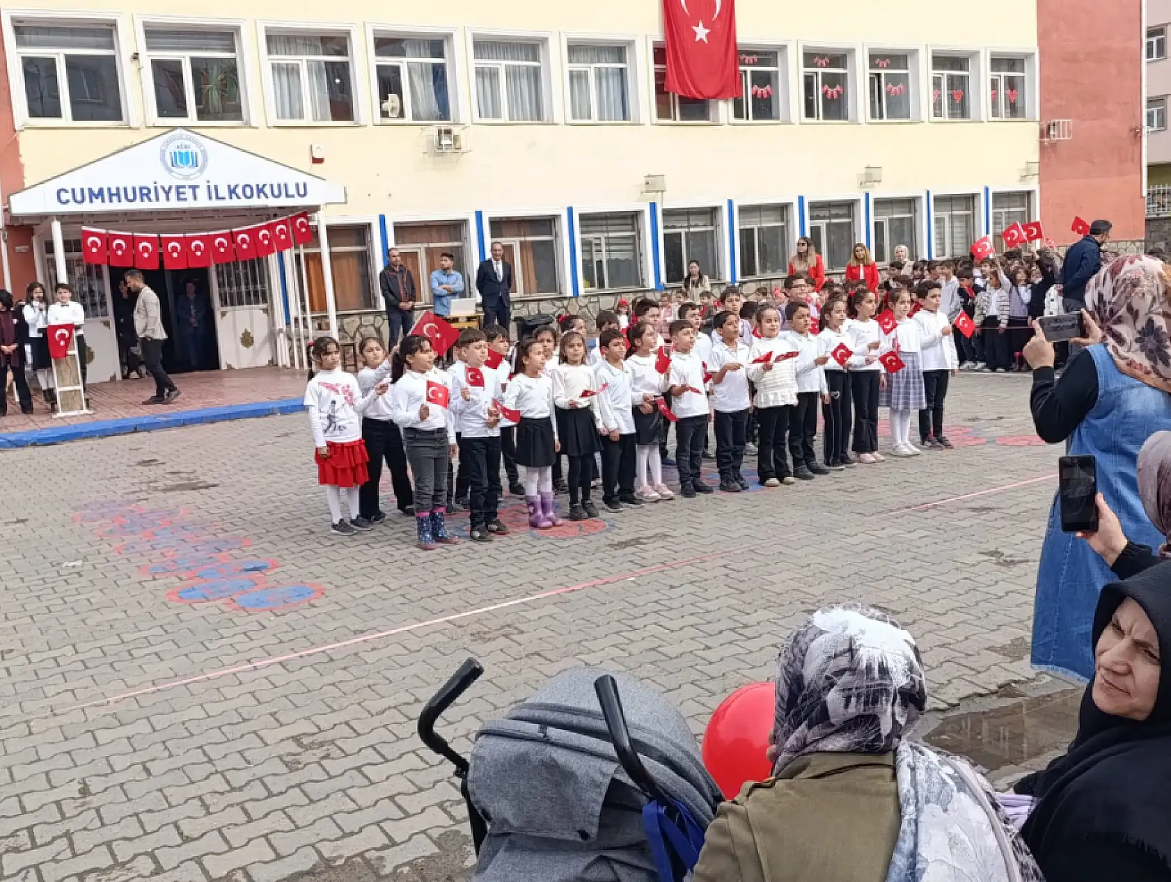 Ağrı'da Cumhuriyet Bayramı coşkusu okul bahçelerine taşındı