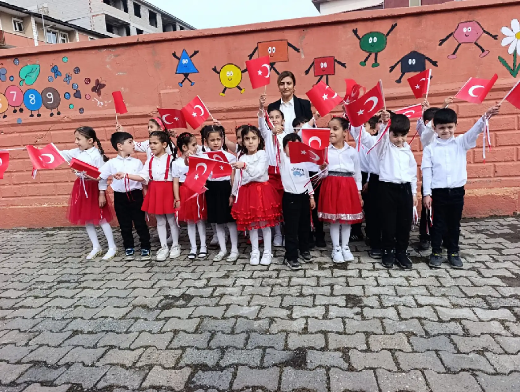 Ağrı'da Cumhuriyet Bayramı coşkusu okul bahçelerine taşındı