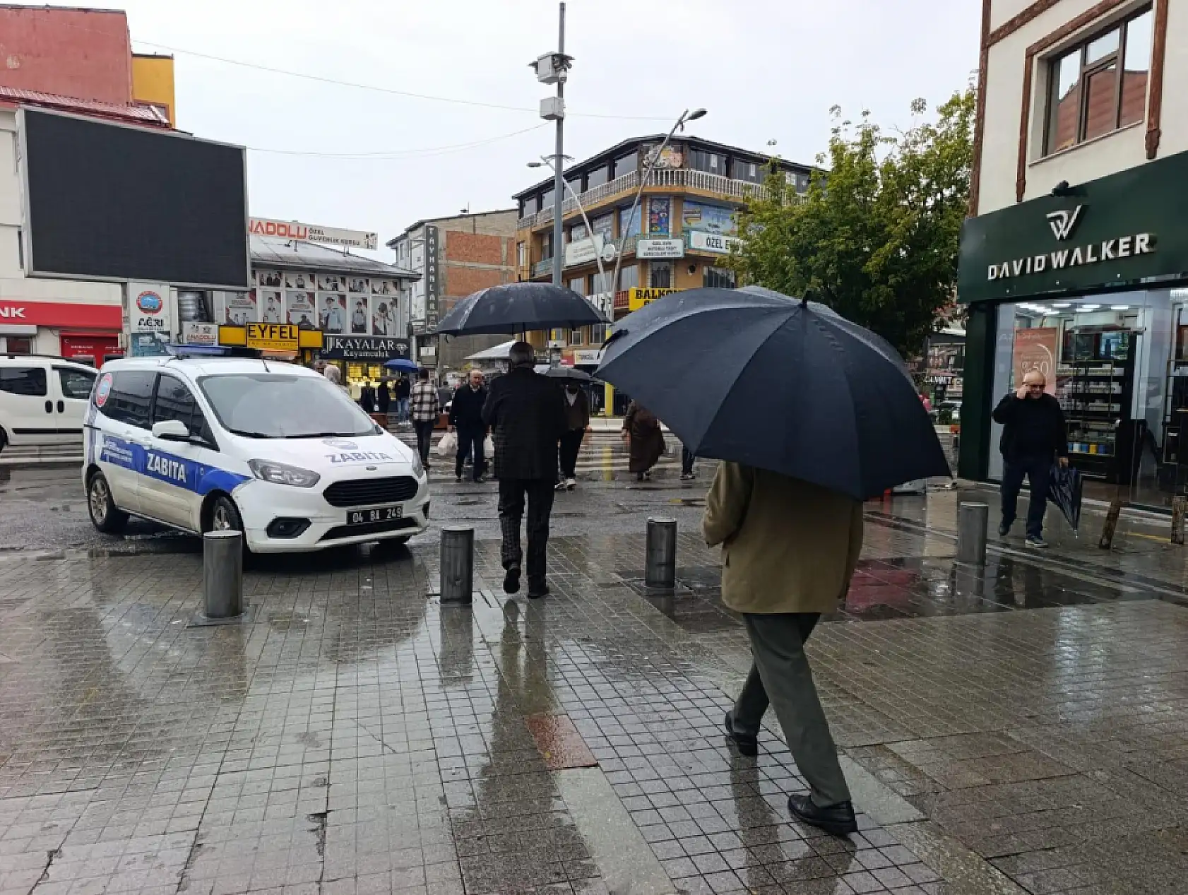 Ağrı'da sağanak hayatı zorlaştırdı: Cadde ve sokaklar gölete döndü