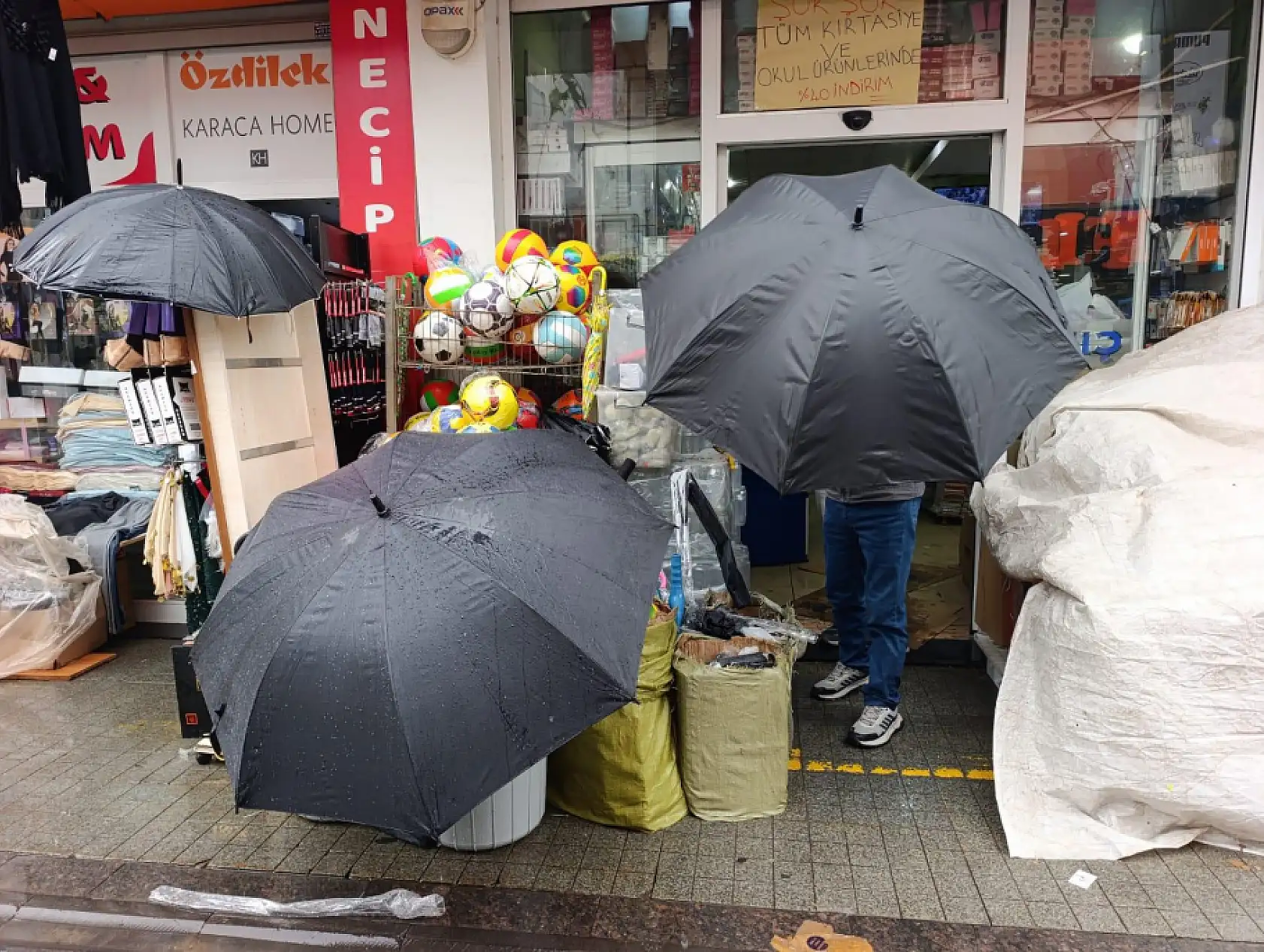 Ağrı'da sağanak hayatı zorlaştırdı: Cadde ve sokaklar gölete döndü