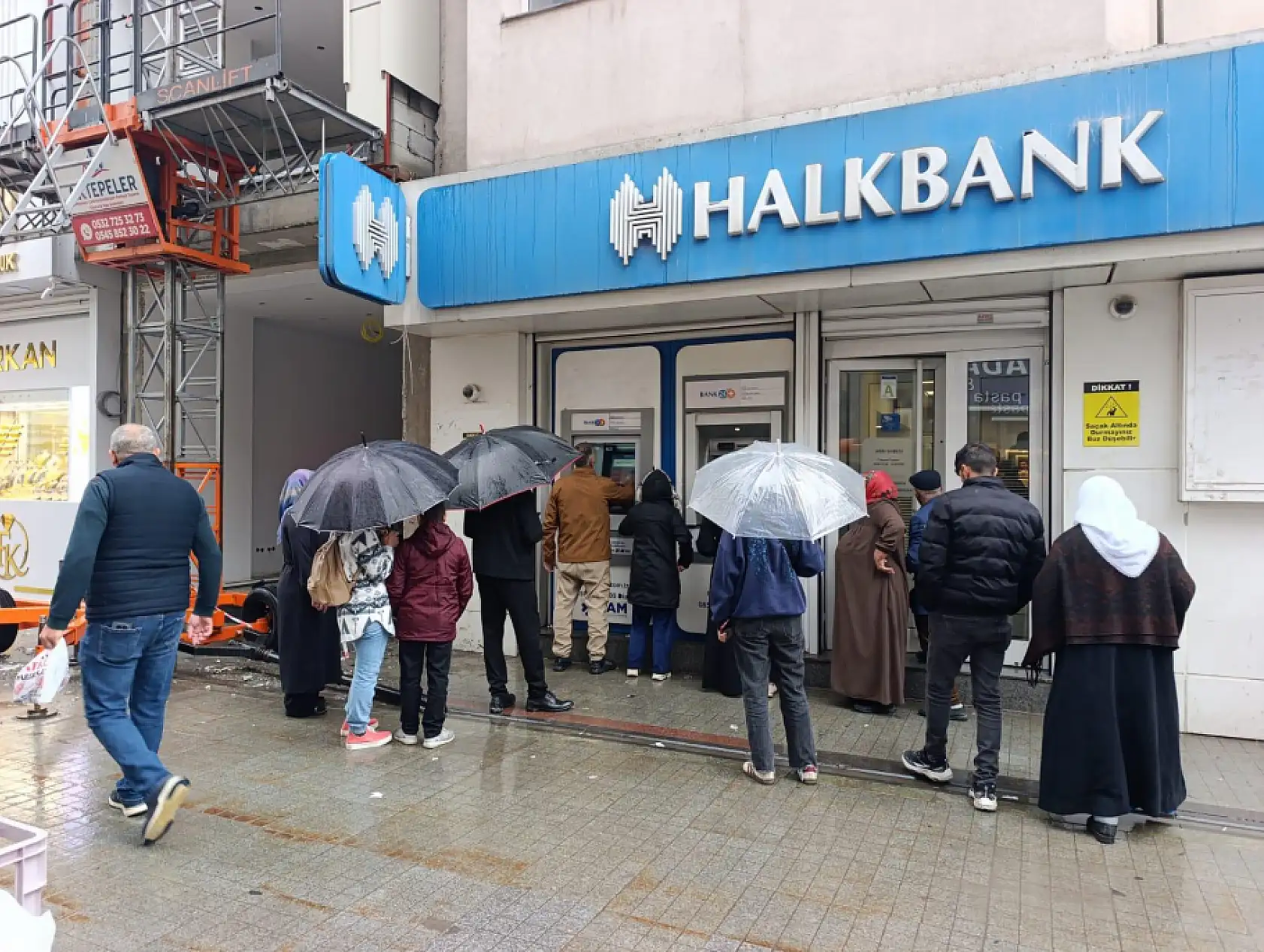 Ağrı'da sağanak hayatı zorlaştırdı: Cadde ve sokaklar gölete döndü