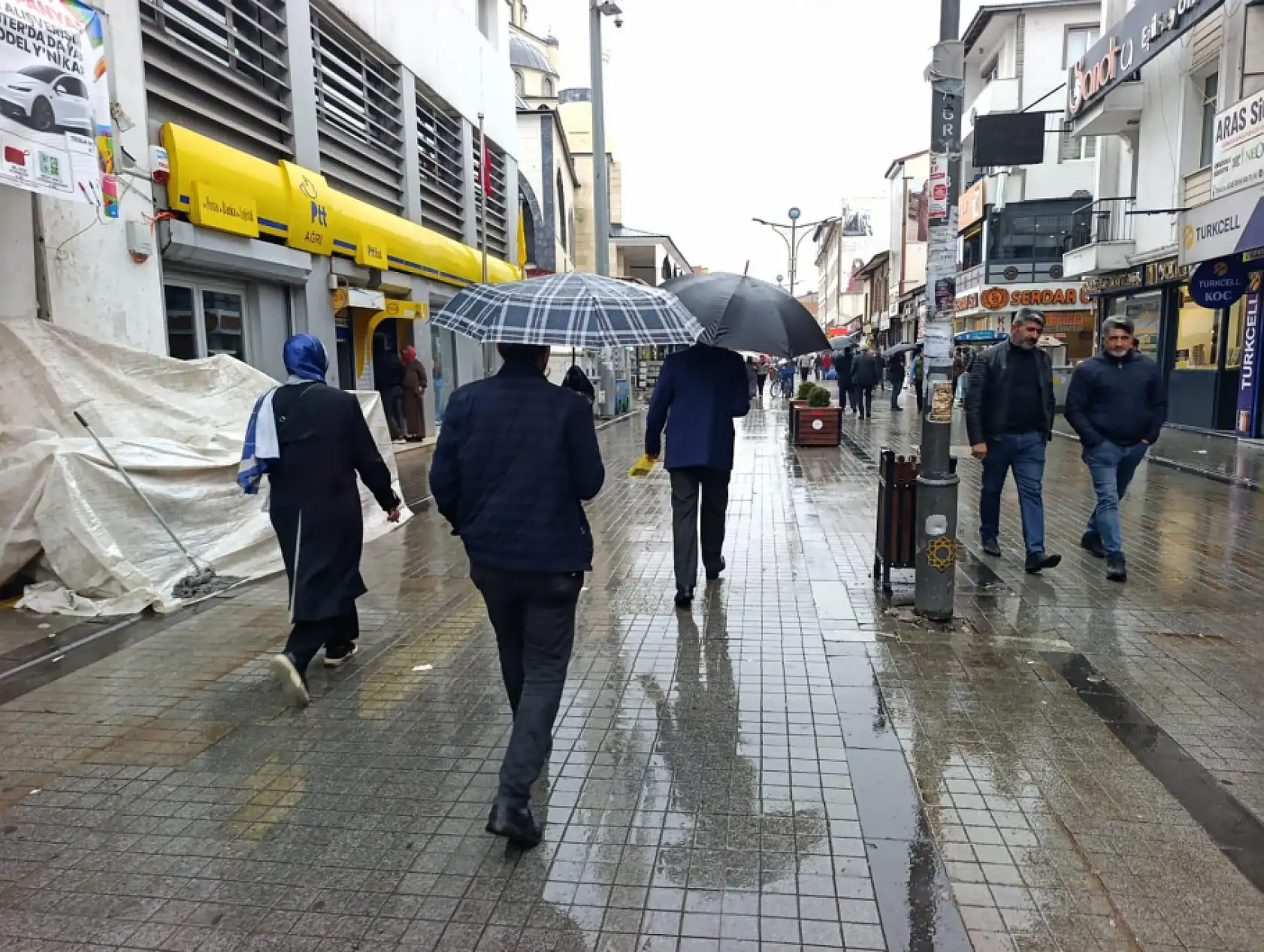 Ağrı'da sağanak hayatı zorlaştırdı: Cadde ve sokaklar gölete döndü