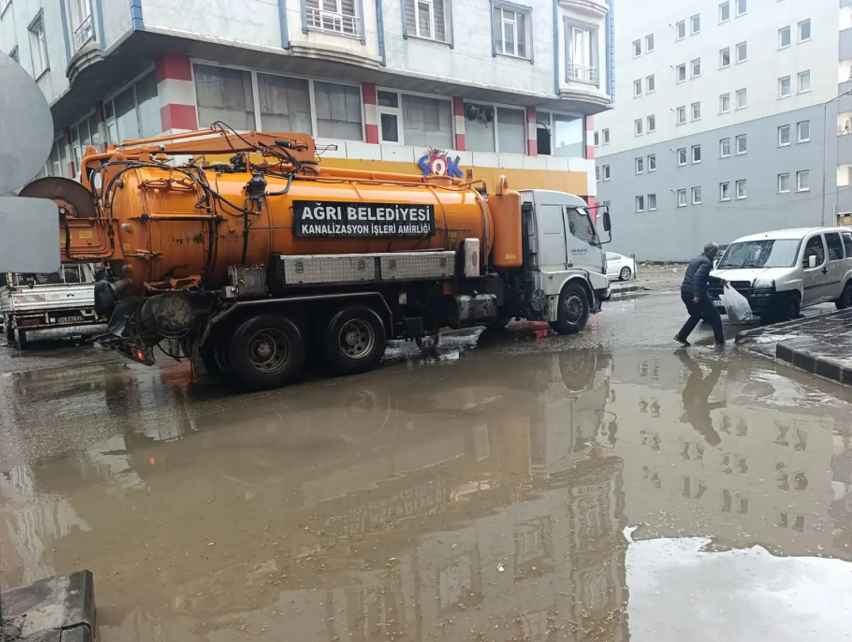 Ağrı'da sağanak sonrası cadde ve sokaklarda su birikintileri oluştu