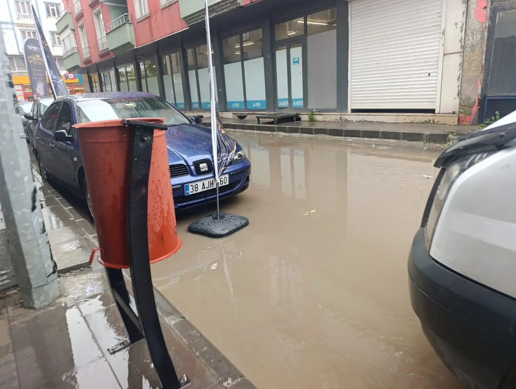 Ağrı'da sağanak sonrası cadde ve sokaklarda su birikintileri oluştu