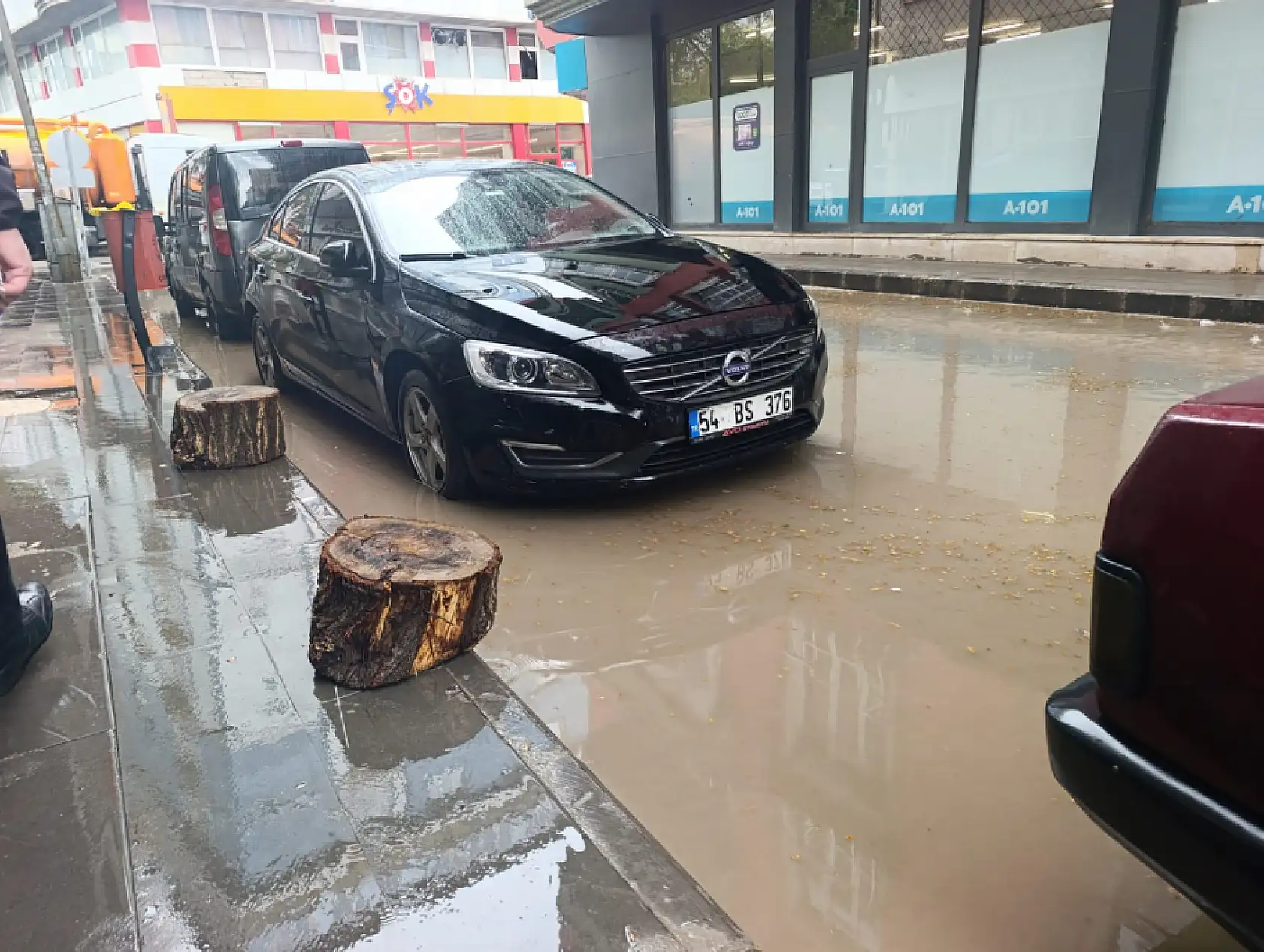 Ağrı'da sağanak sonrası cadde ve sokaklarda su birikintileri oluştu