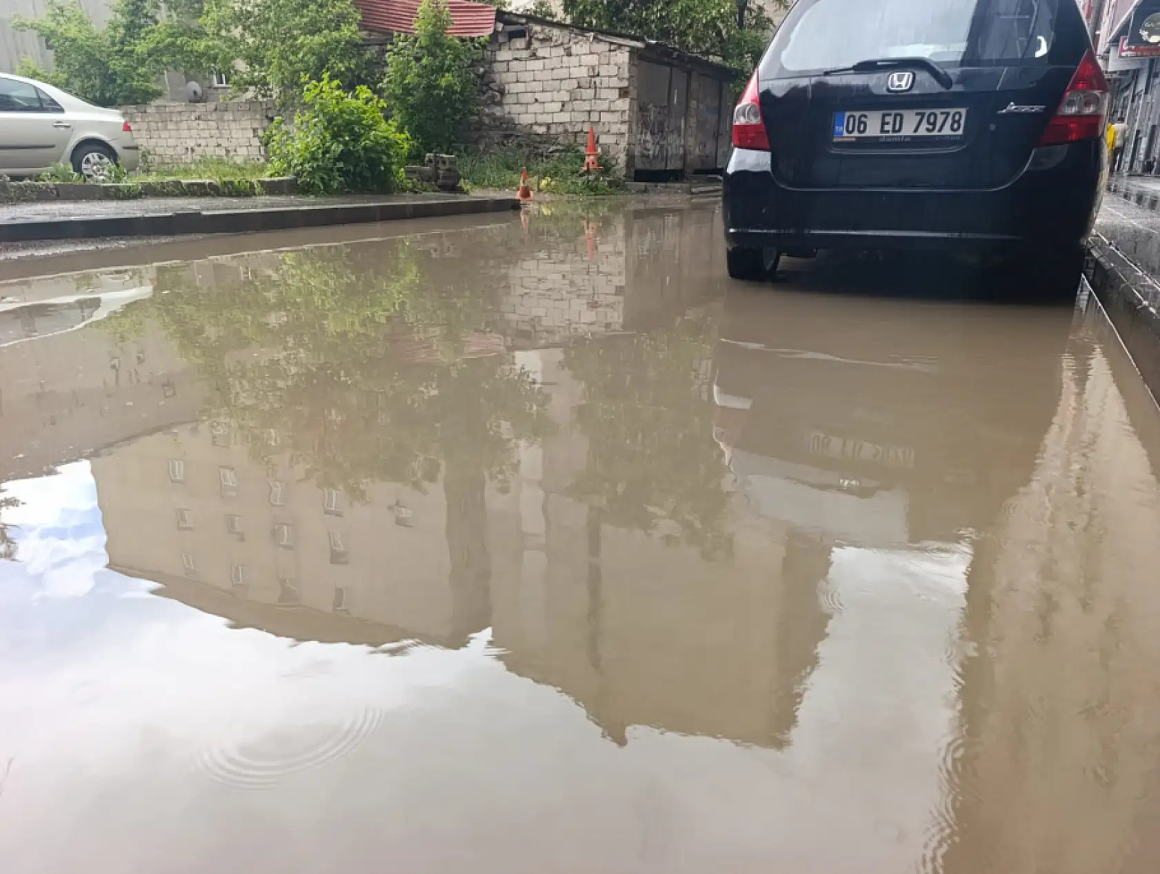 Ağrı'da sağanak sonrası cadde ve sokaklarda su birikintileri oluştu