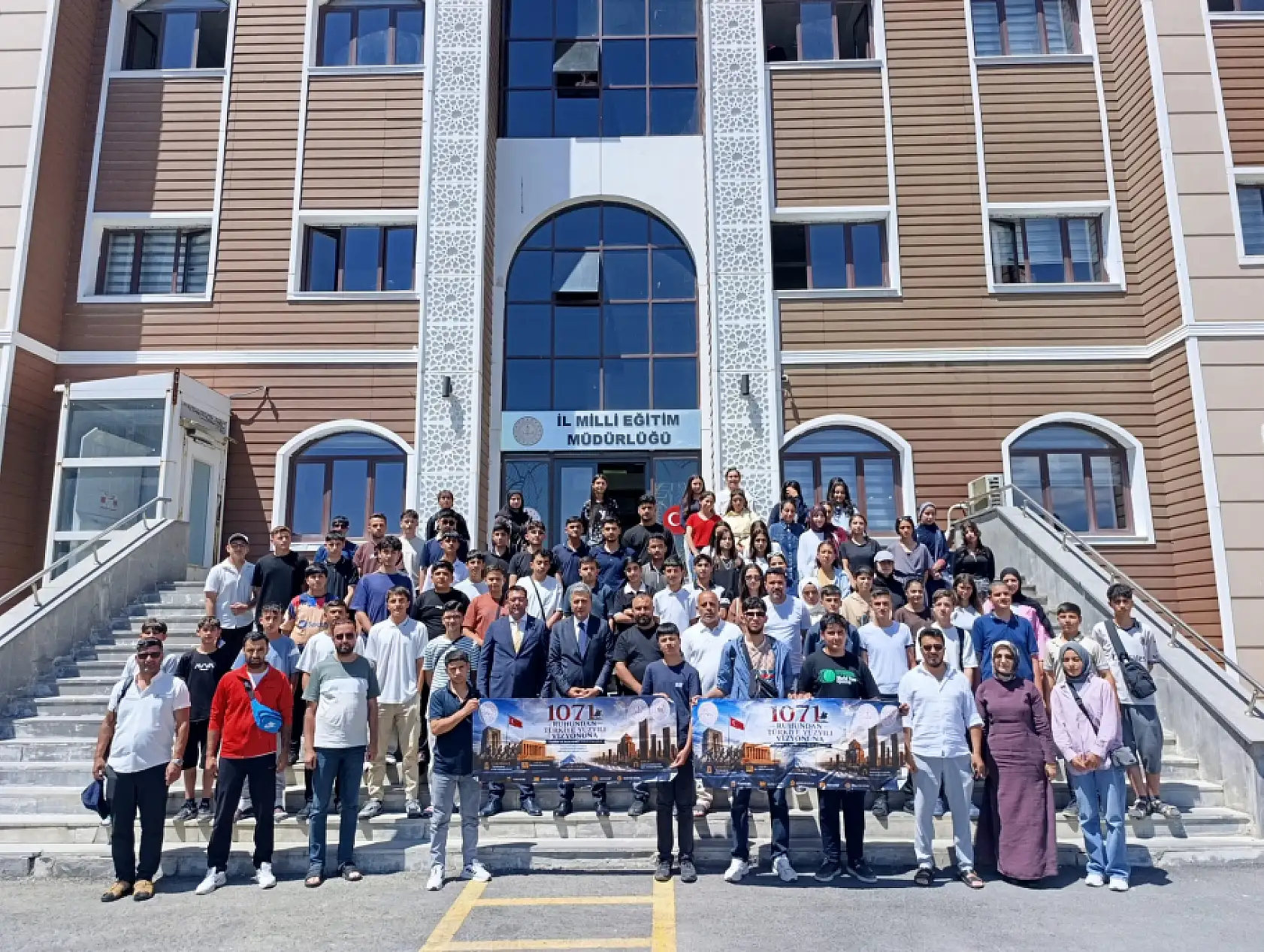 Ağrı'da tarihi yolculuğun ilk kafilesi döndü: 320 öğrenci unutulmaz anılarla kente ulaştı