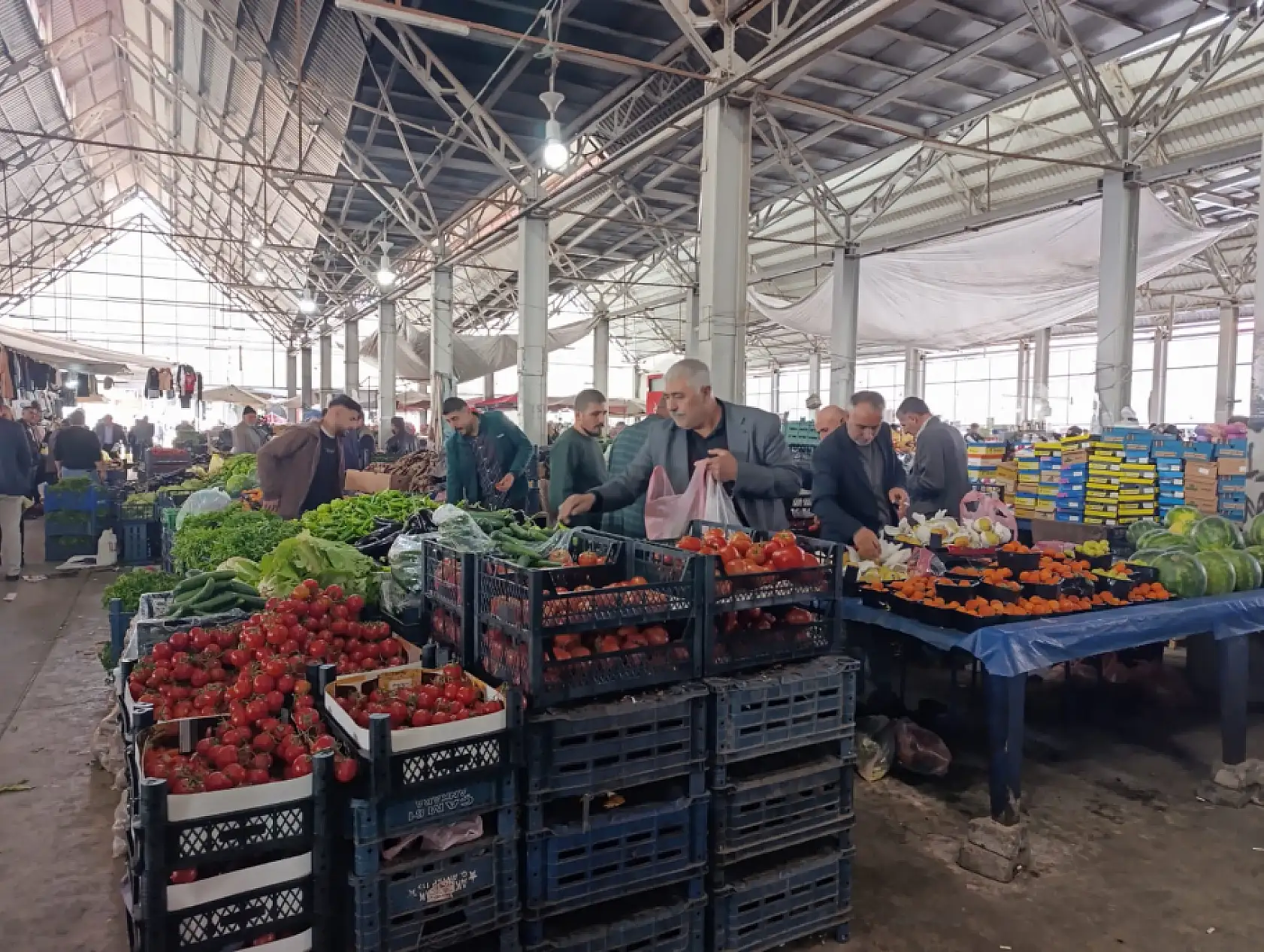 Ağrı Sebze Pazarı'nda bayram telaşı