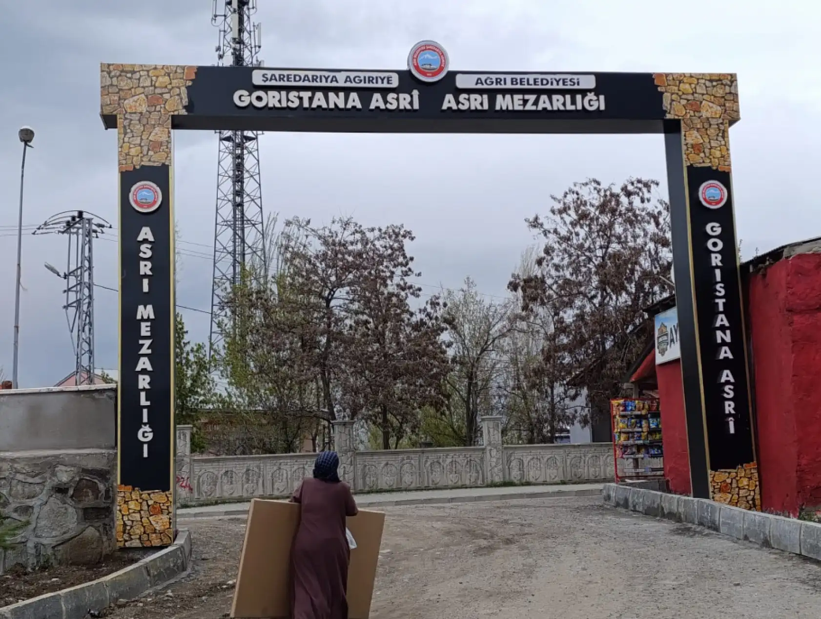 Ağrı'da şehir mezarlığında yenileme çalışması: çift dilli tabela dikkat çekti