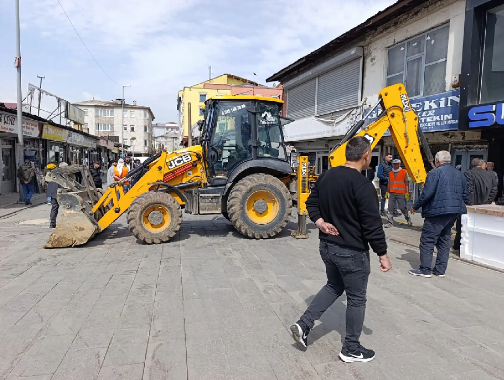 Ağrı'da bayram öncesi doğalgaz çalışması tartışması! Esnaf kazıya izin vermedi