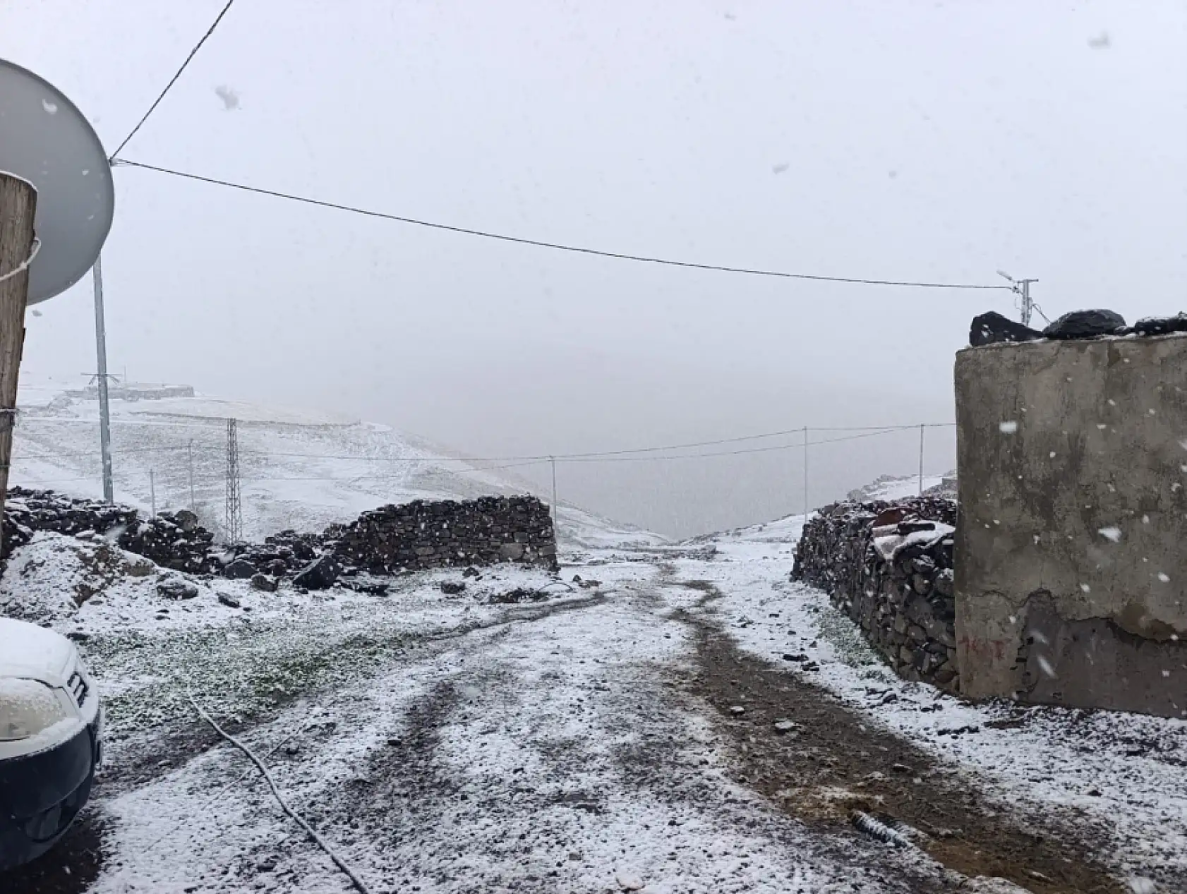 Hamur'un yaylalarında sürüler kar nedeniyle köye döndü