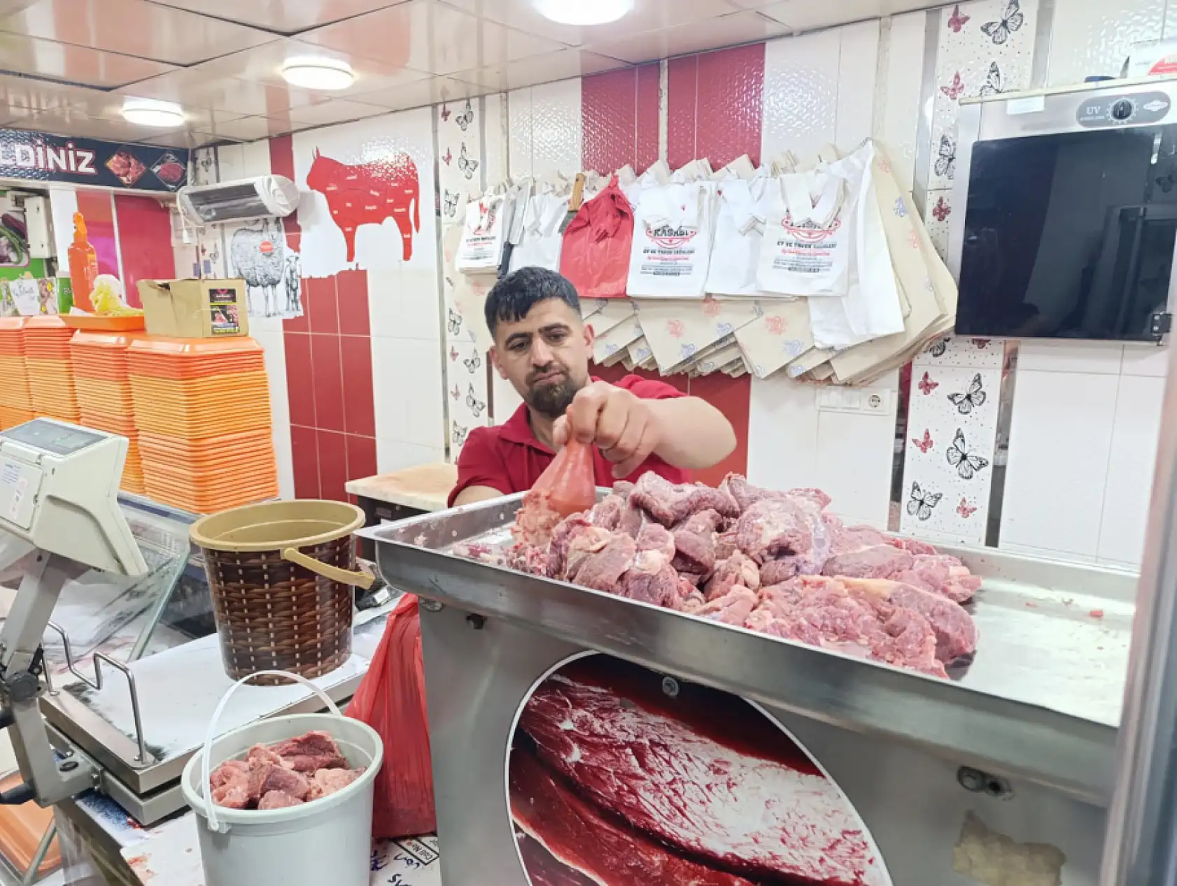Ağrı'da kasaplarda bayram mesaisi: Bu kez sıra kıyma çekiminde