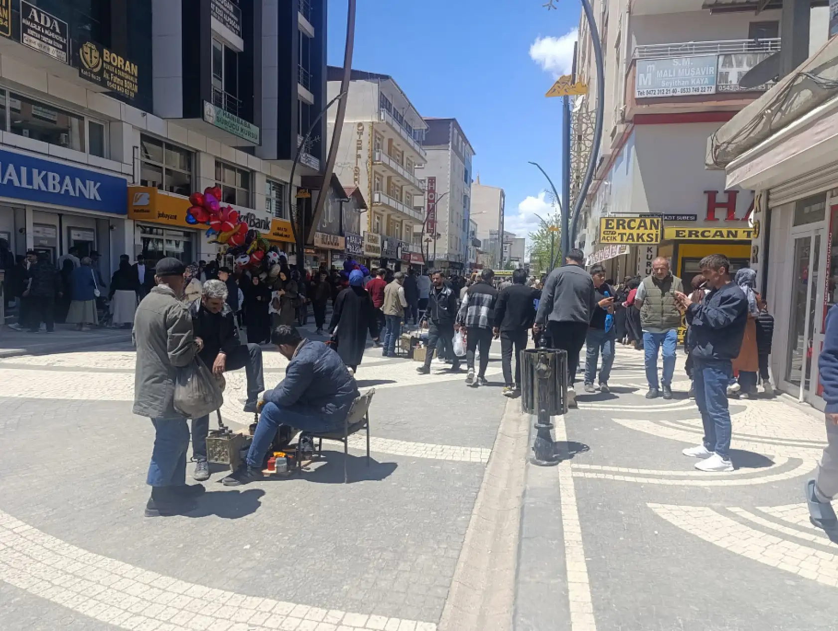 Doğubayazıt'ta bayram hareketliliği cadde ve sokaklara taştı