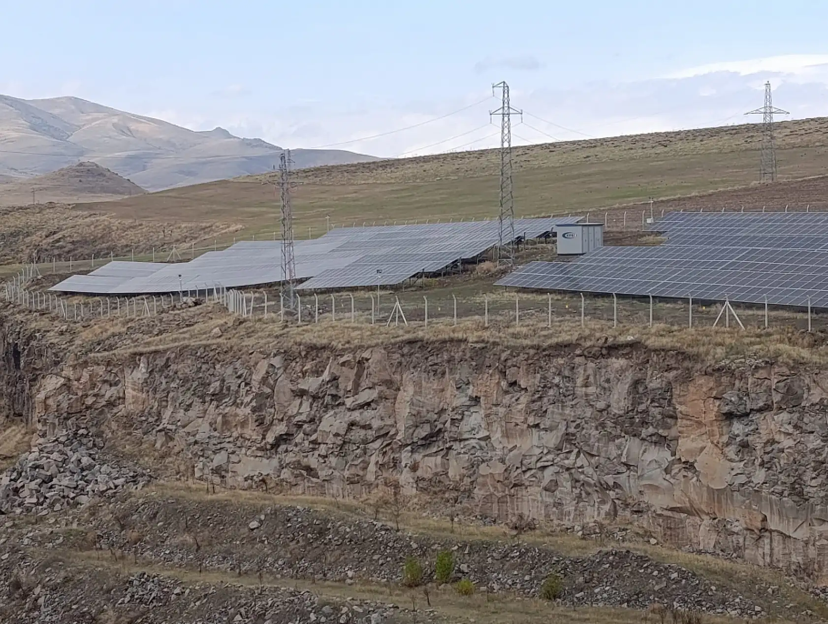 Ağrı'nın Hamur ilçesi kendi elektriğini üretmeye başladı! 1 megavatlık GES devrede
