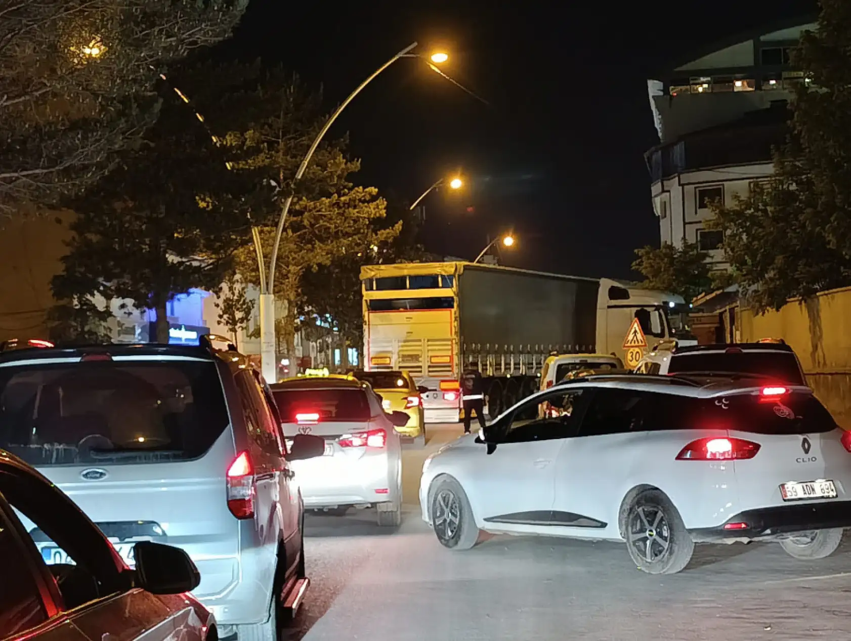 Cumhuriyet Caddesi'nde tır krizi:Sıkıştı, ancak çıkabildi