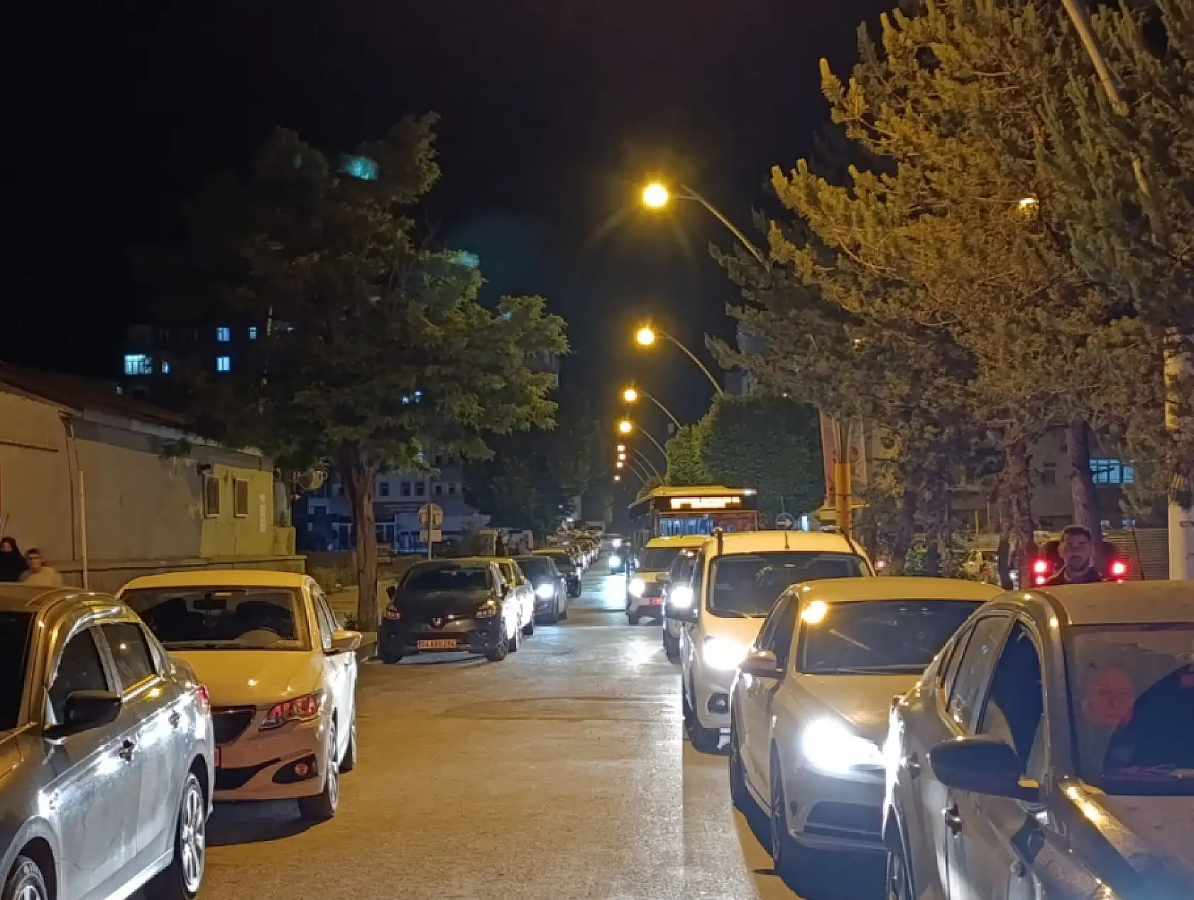 Cumhuriyet Caddesi'nde tır krizi:Sıkıştı, ancak çıkabildi