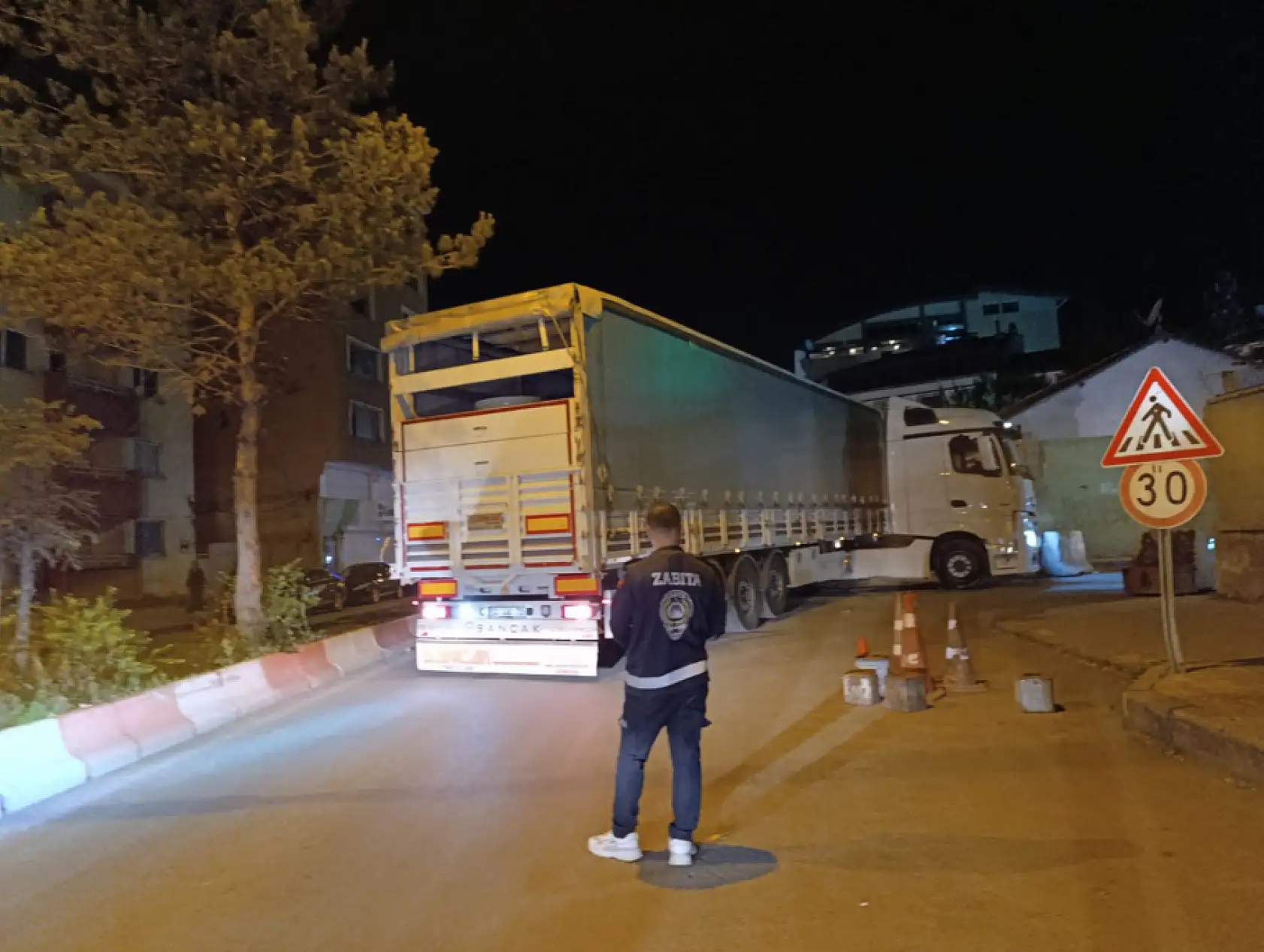 Cumhuriyet Caddesi'nde tır krizi:Sıkıştı, ancak çıkabildi