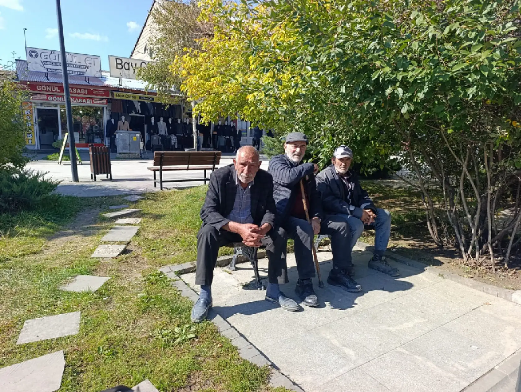 Ağrı'da ekim güneşi bankları doldurdu! Vatandaşlar kış öncesi güneşin tadını çıkardı