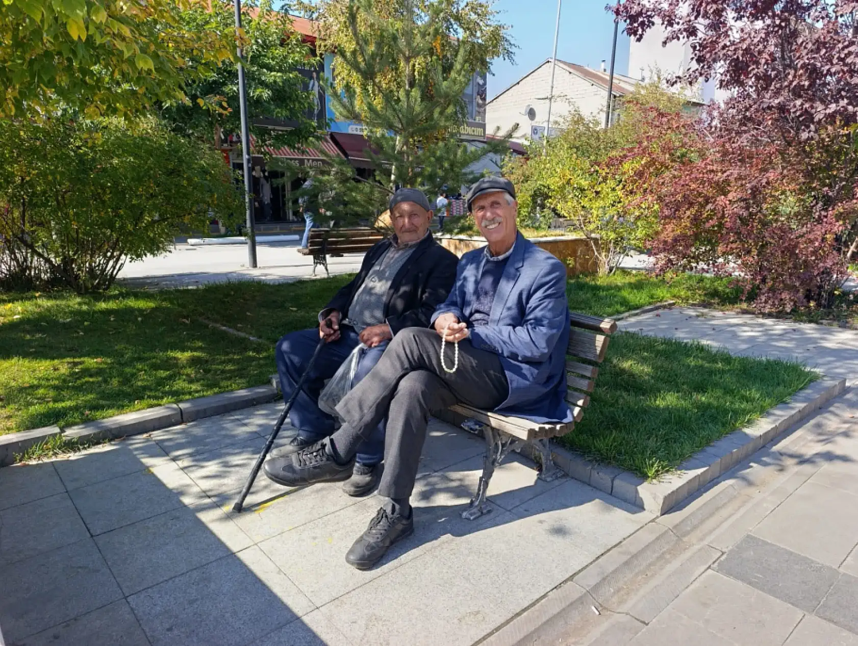 Ağrı'da ekim güneşi bankları doldurdu! Vatandaşlar kış öncesi güneşin tadını çıkardı