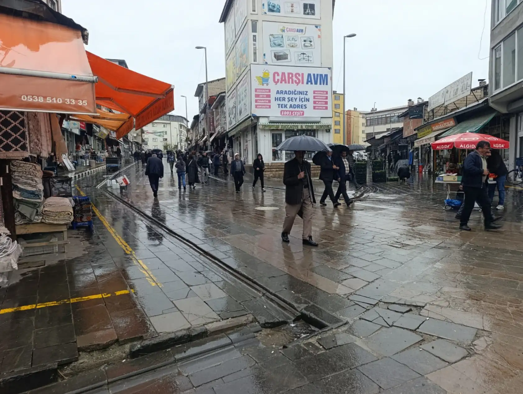 Sağanak yağış Ağrı'yı esir aldı