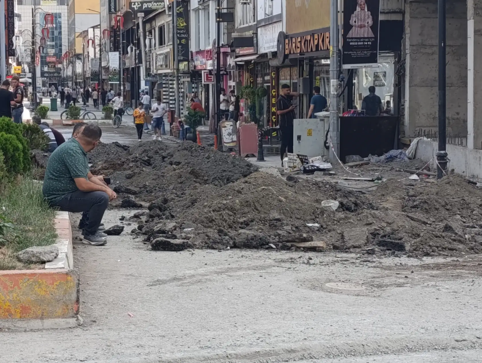 Ağrı'da aynı anda kazılan yollar trafiği kilitledi